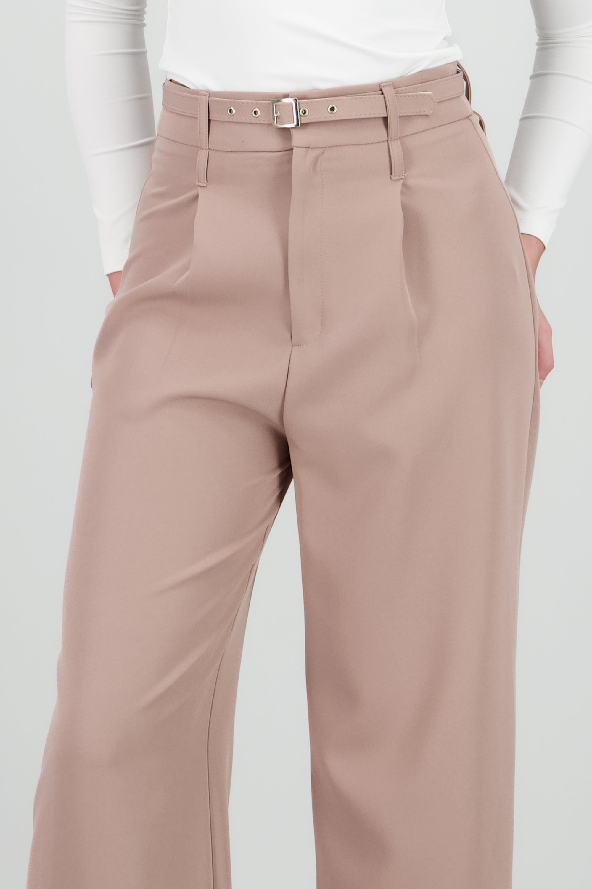 Pantalon amplio detalle cinturon TAUPE
