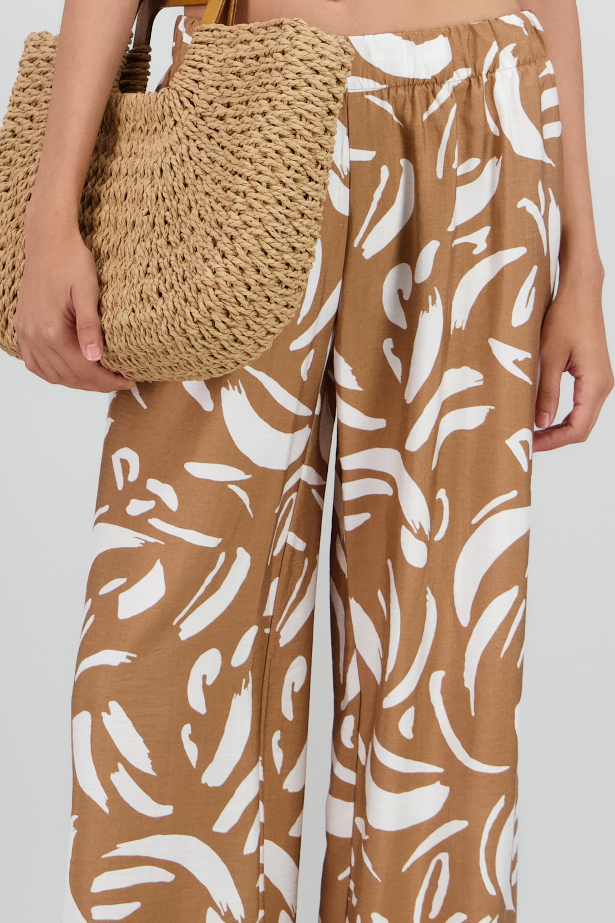 Pantalon amplio detalle resorte estampado figuras KHAKI COMBO