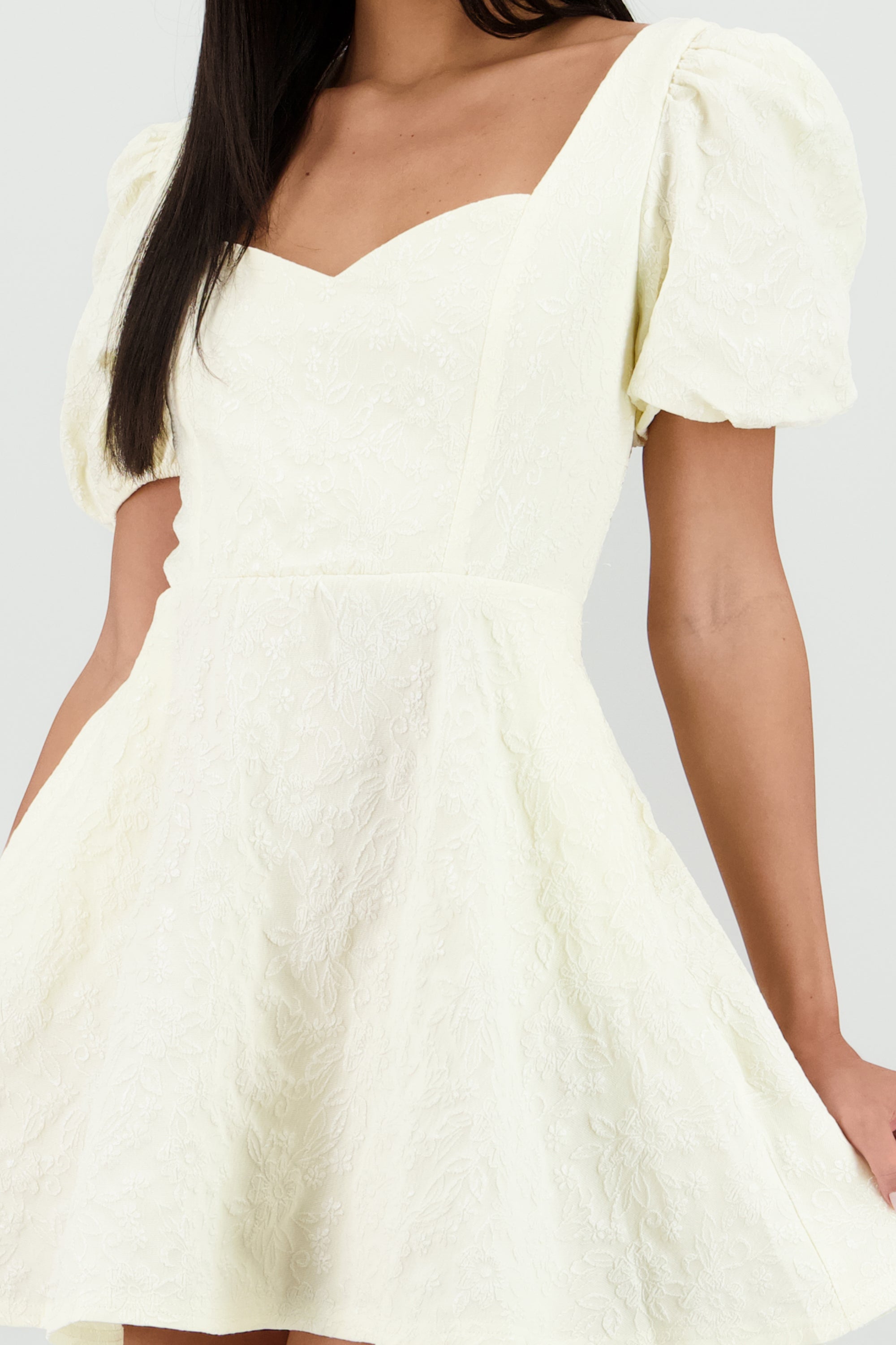 Vestido mini manga abullonada escote corazon CREMA