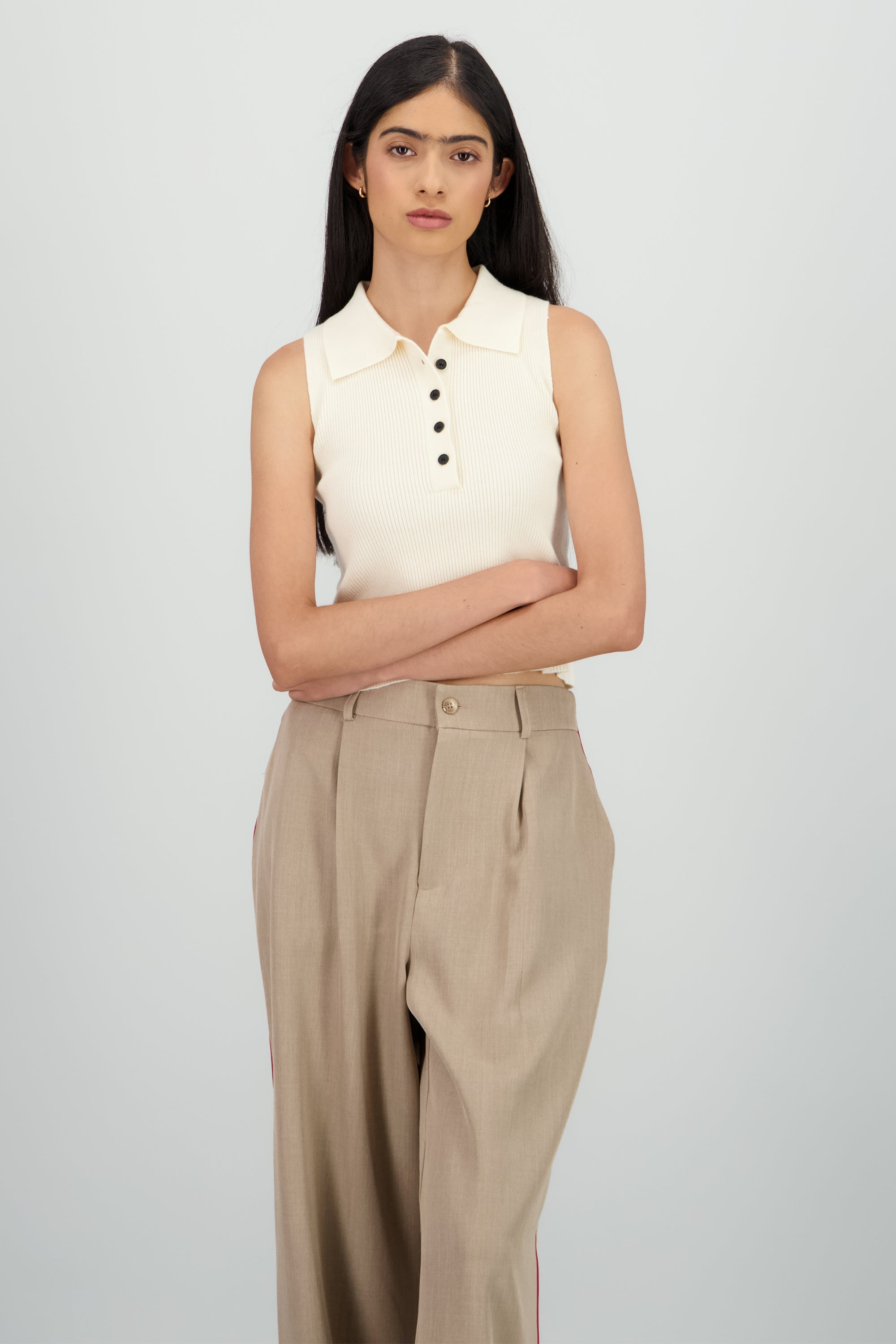 Top tejido cuello polo sin mangas HUESO