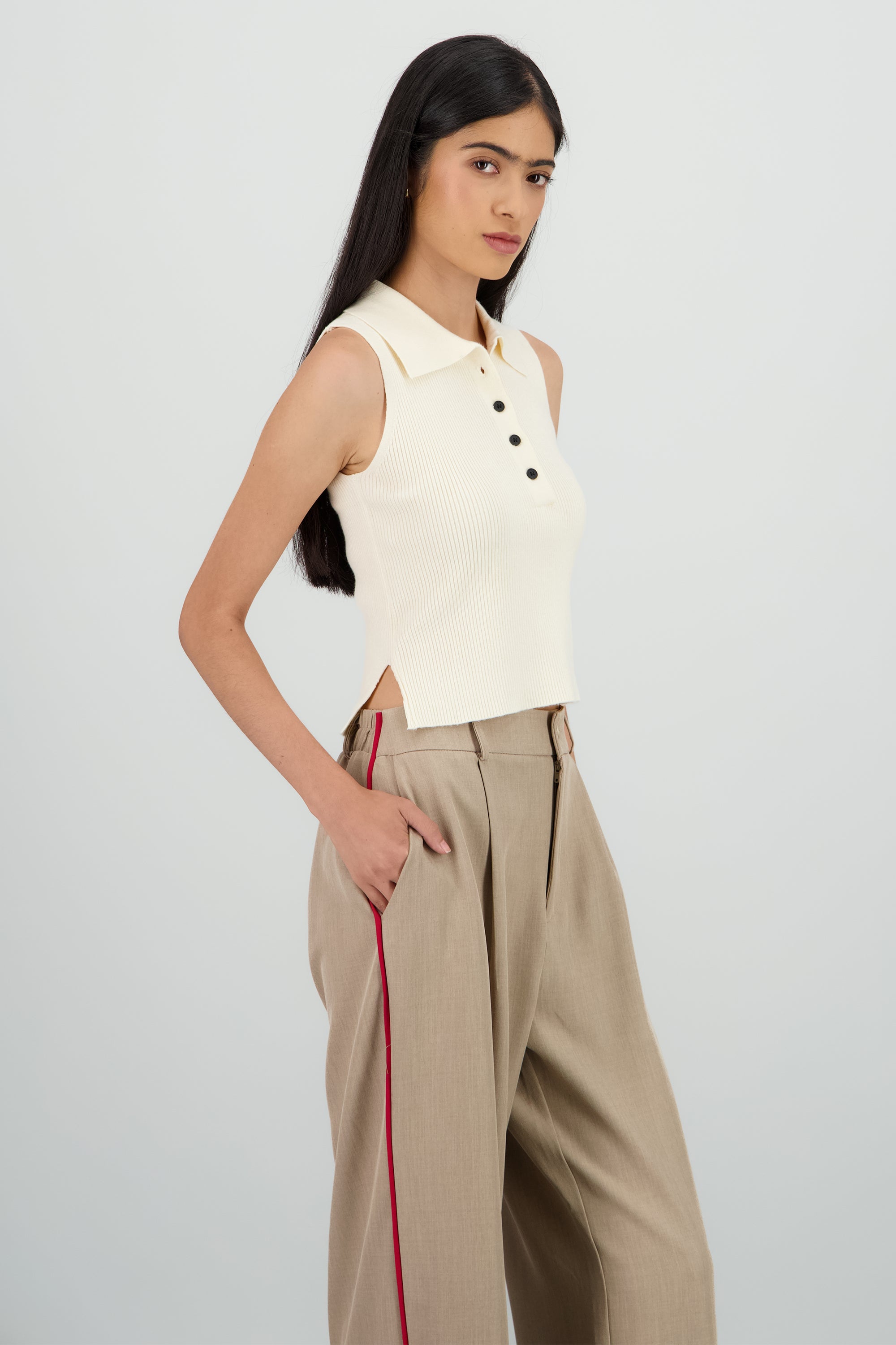 Top tejido cuello polo sin mangas HUESO