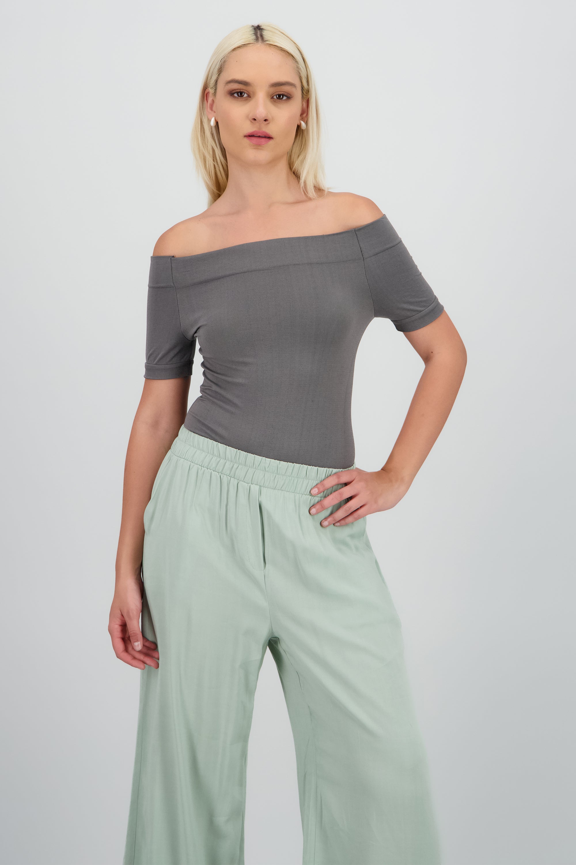 Bodysuit Liso Hombros Descubiertos GRIS OBSCURO