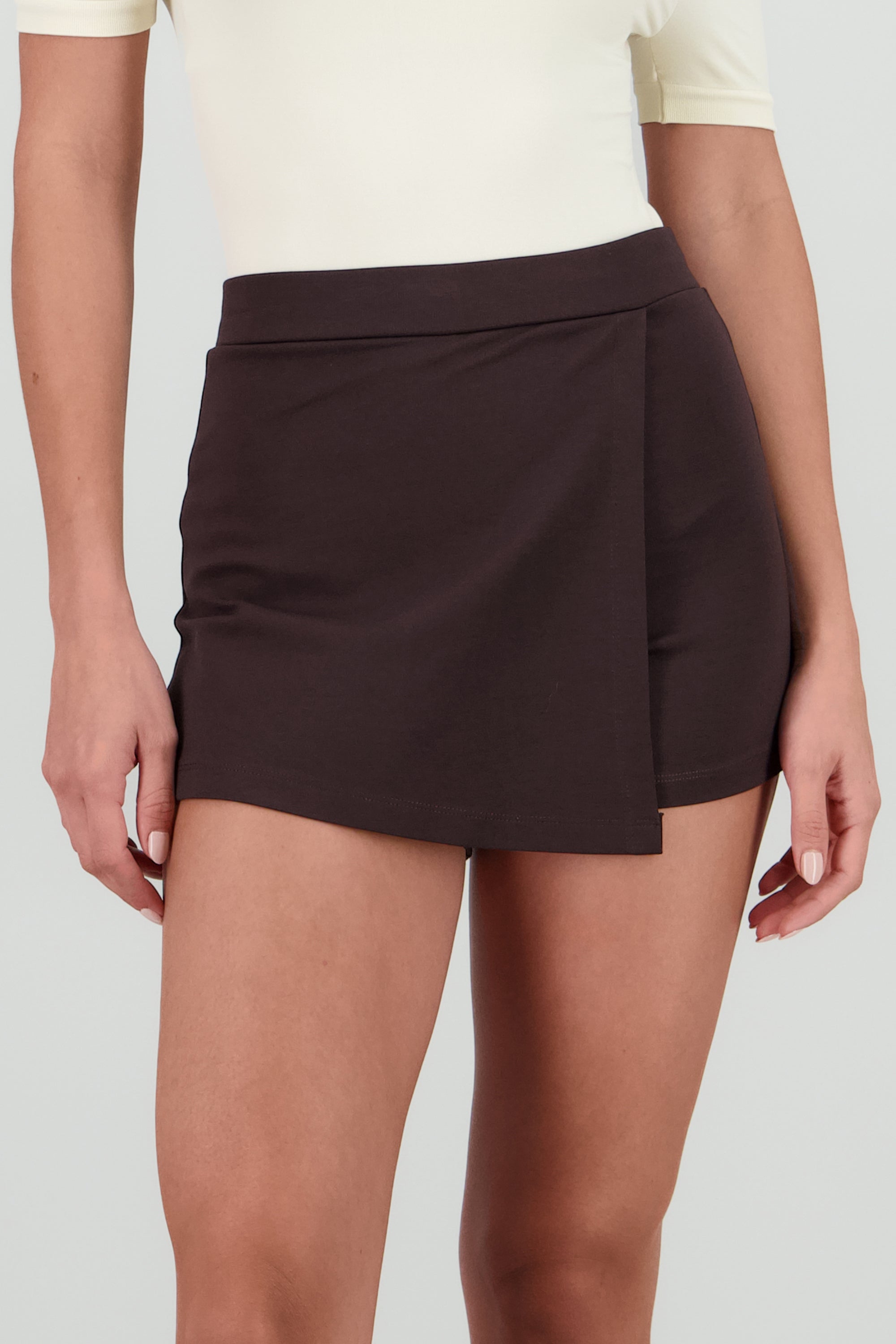 Falda Short Liso Asimétrico CHOCOLATE