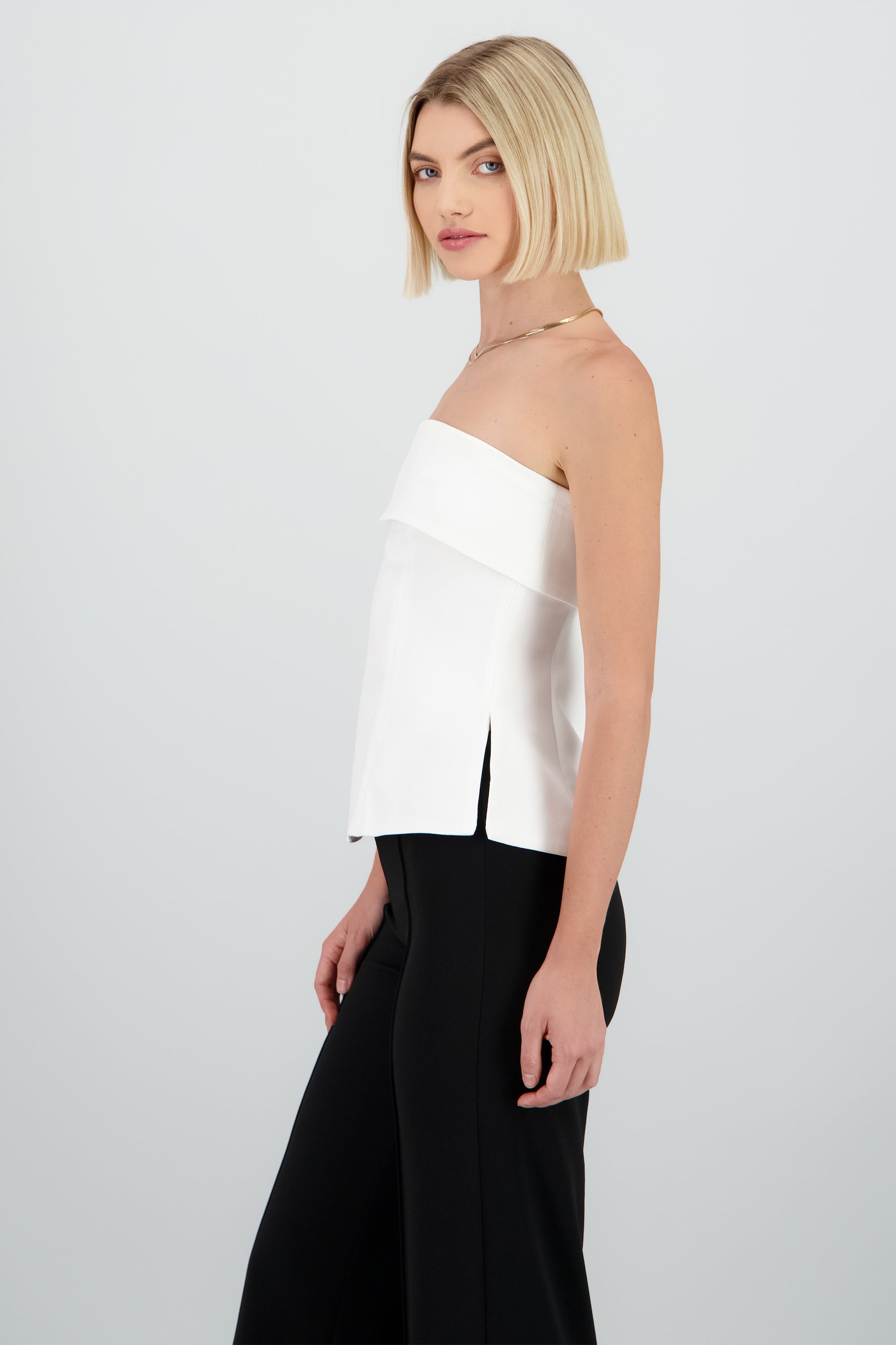 Top strapless con aberturas en los costados BLANCO
