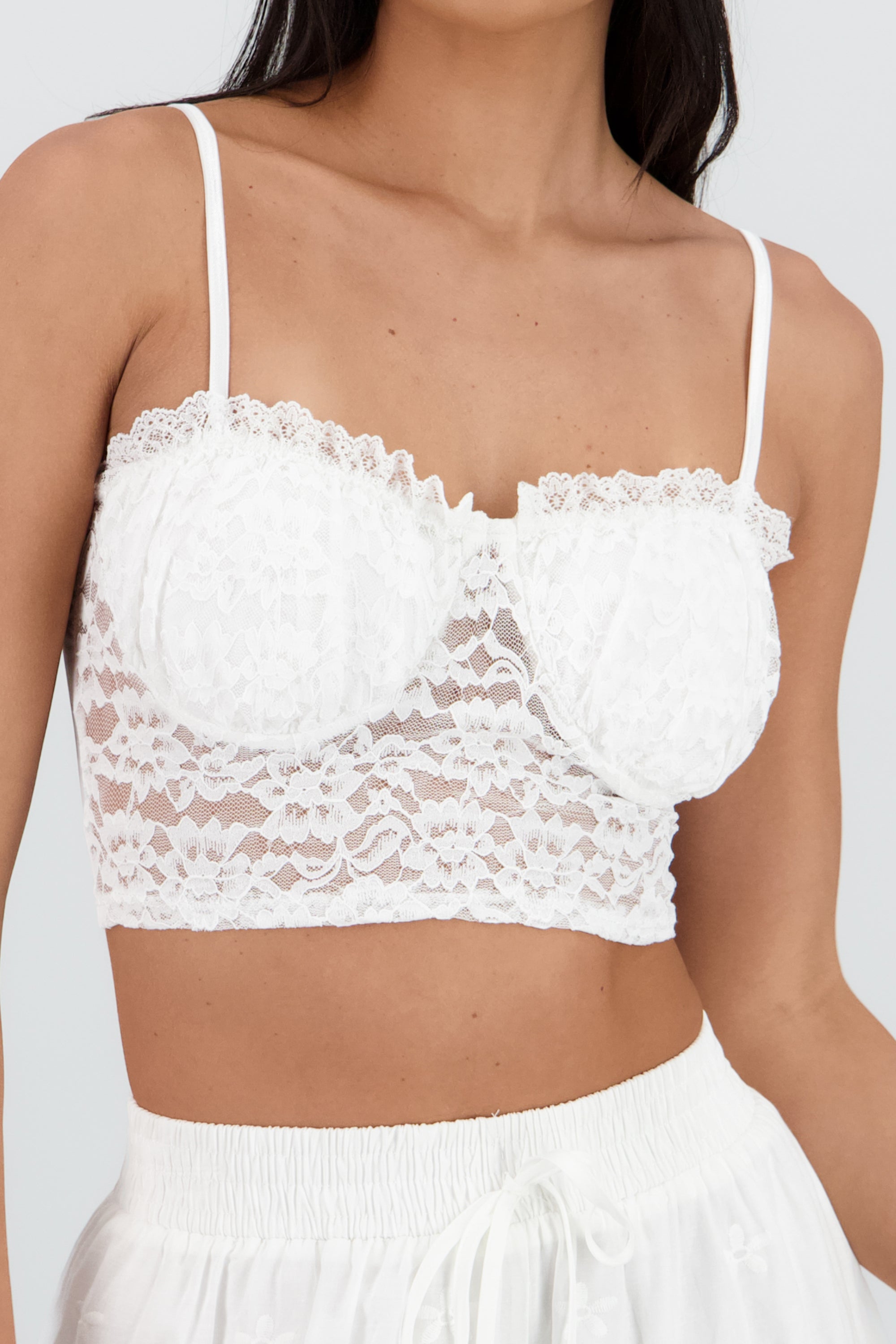 Top de encaje con olan BLANCO