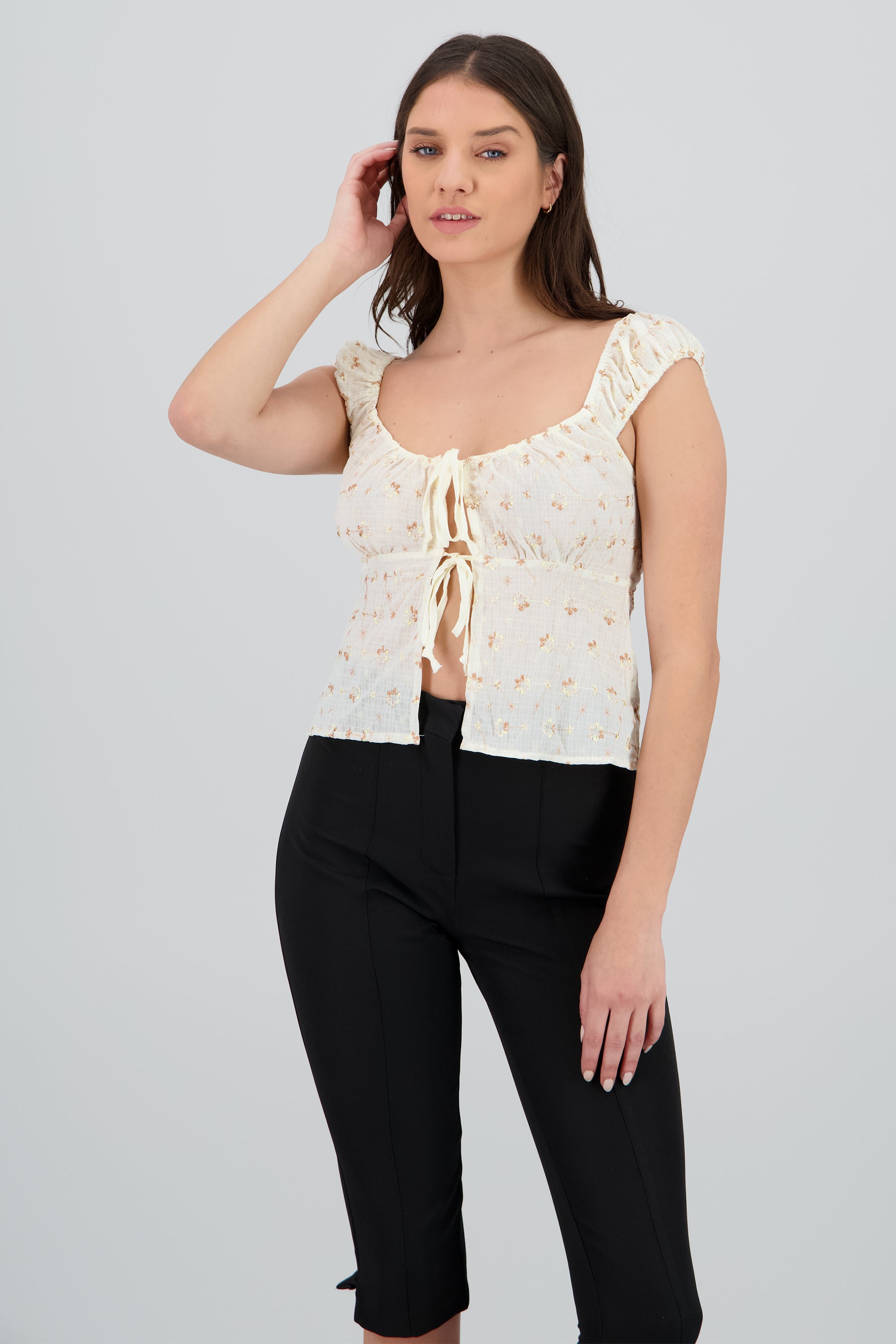 Blusa con detalle de bordados y lace up CAFE COMBO