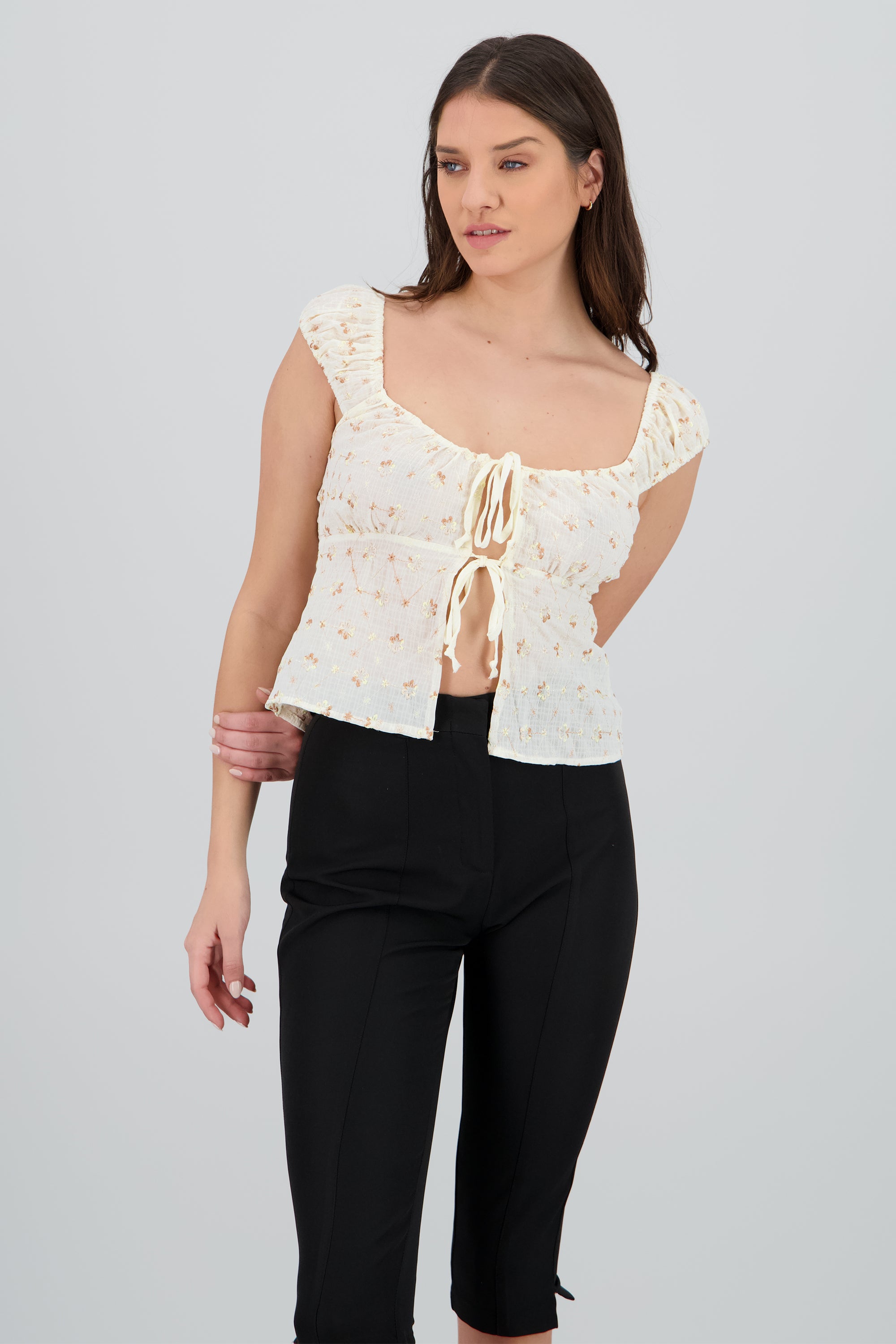 Blusa con detalle de bordados y lace up CAFE COMBO