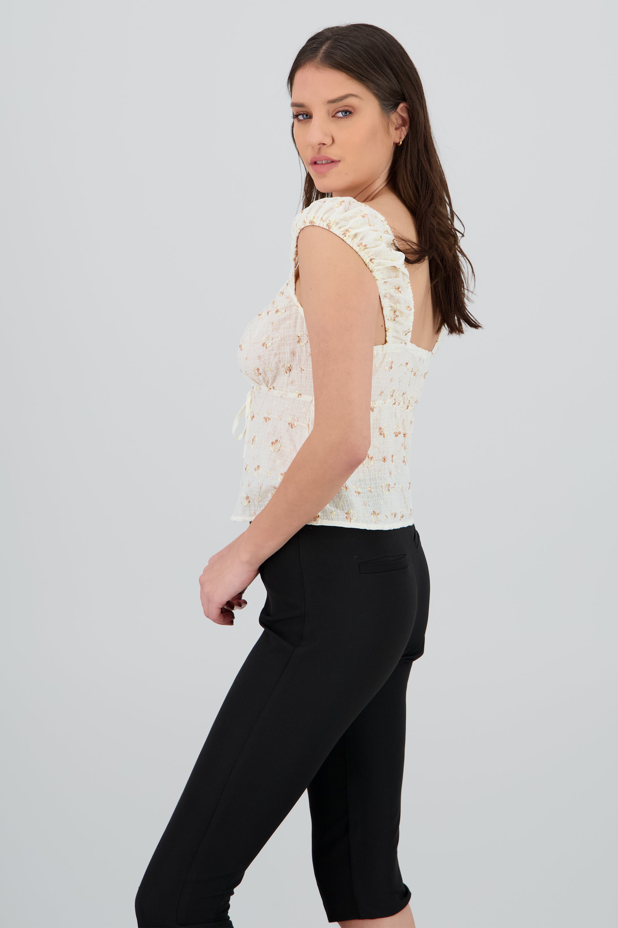 Blusa con detalle de bordados y lace up CAFE COMBO