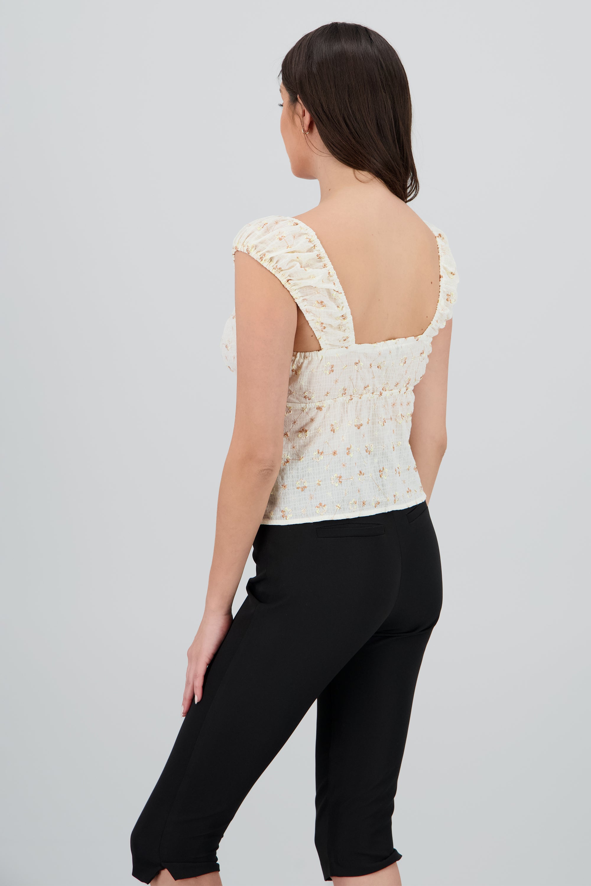 Blusa con detalle de bordados y lace up CAFE COMBO