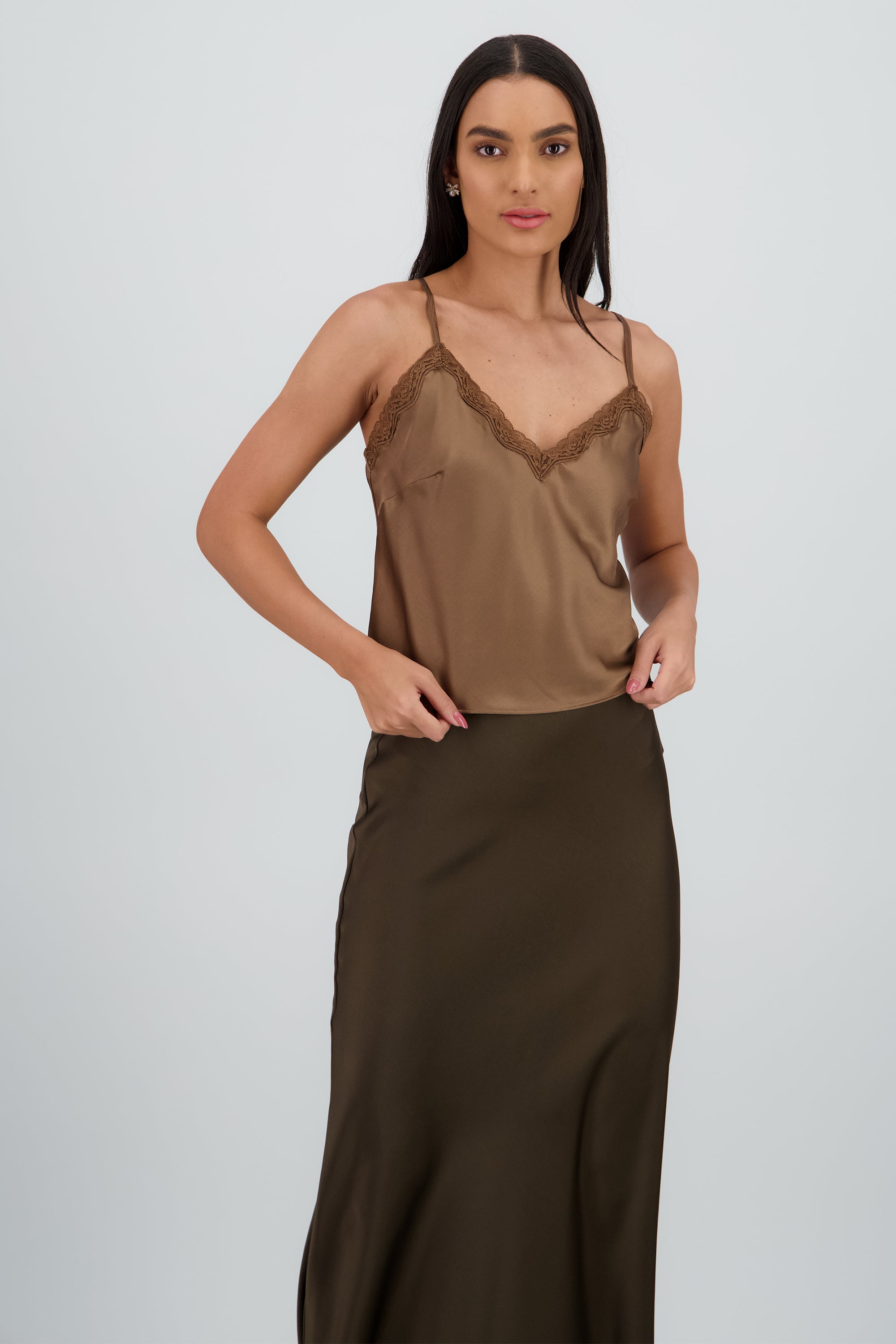 Blusa tirantes santin con detalle en encaje CHOCOLATE