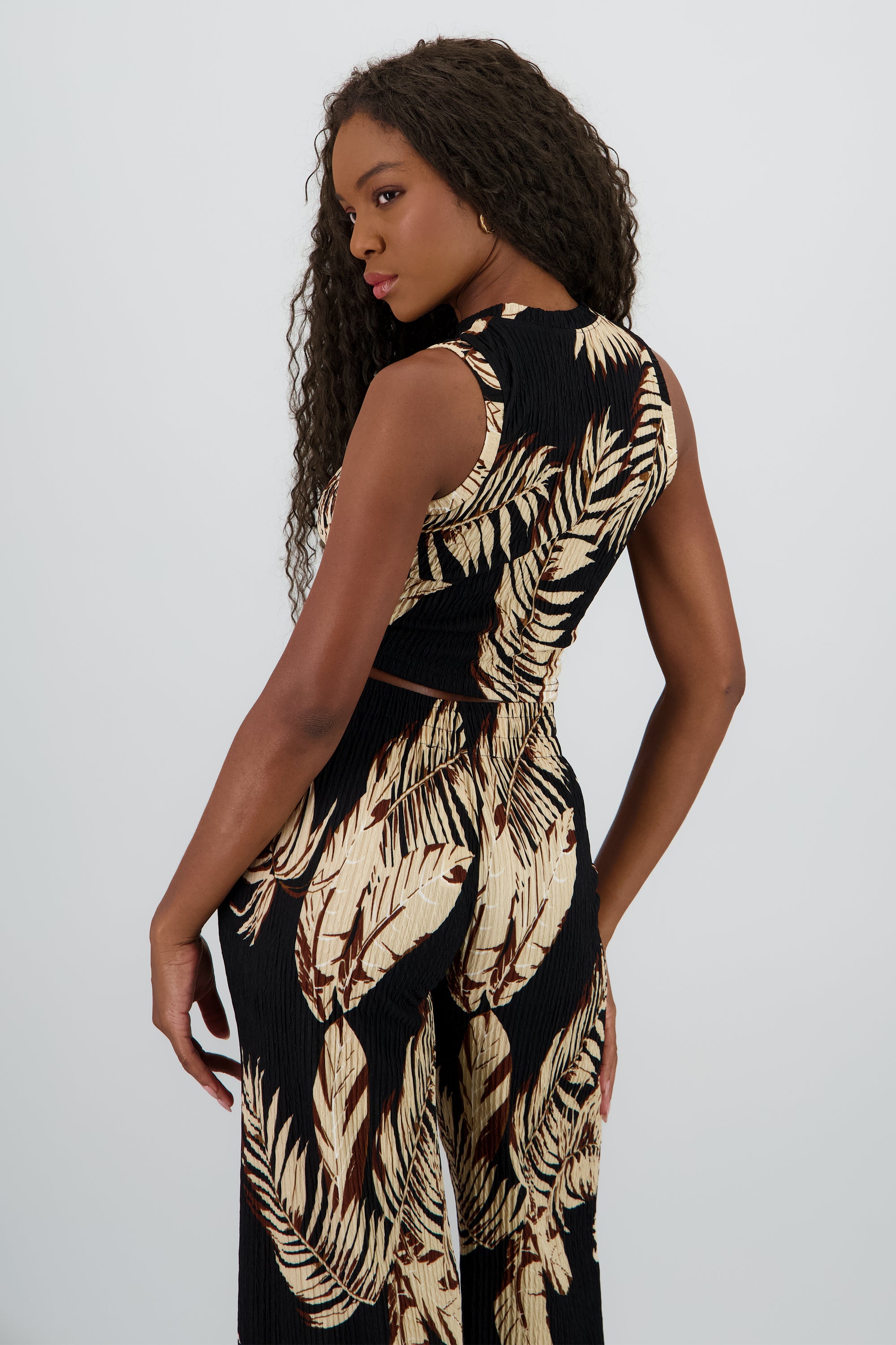 Top sin manga estampado tropical NEGRO COMBO