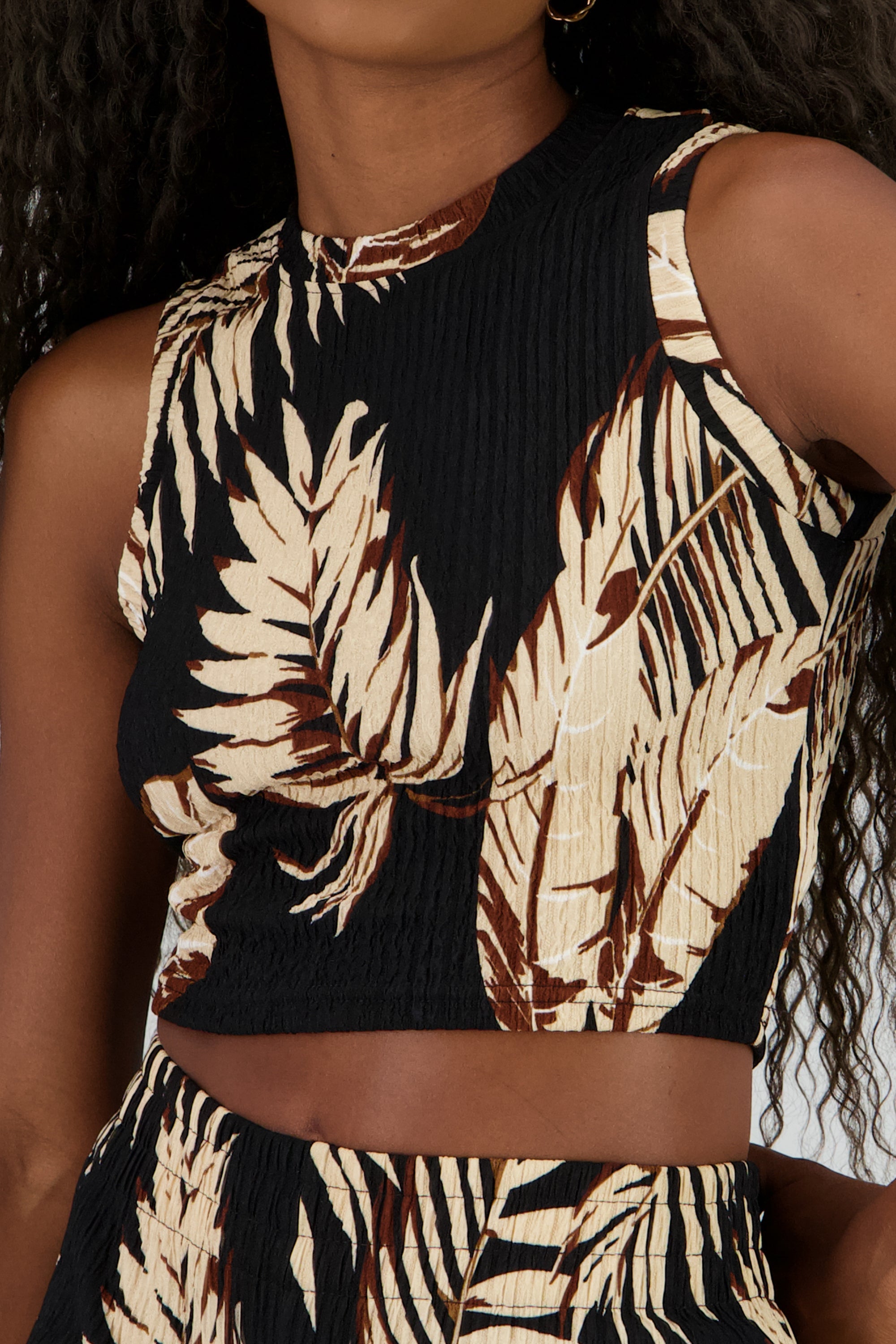 Top sin manga estampado tropical NEGRO COMBO