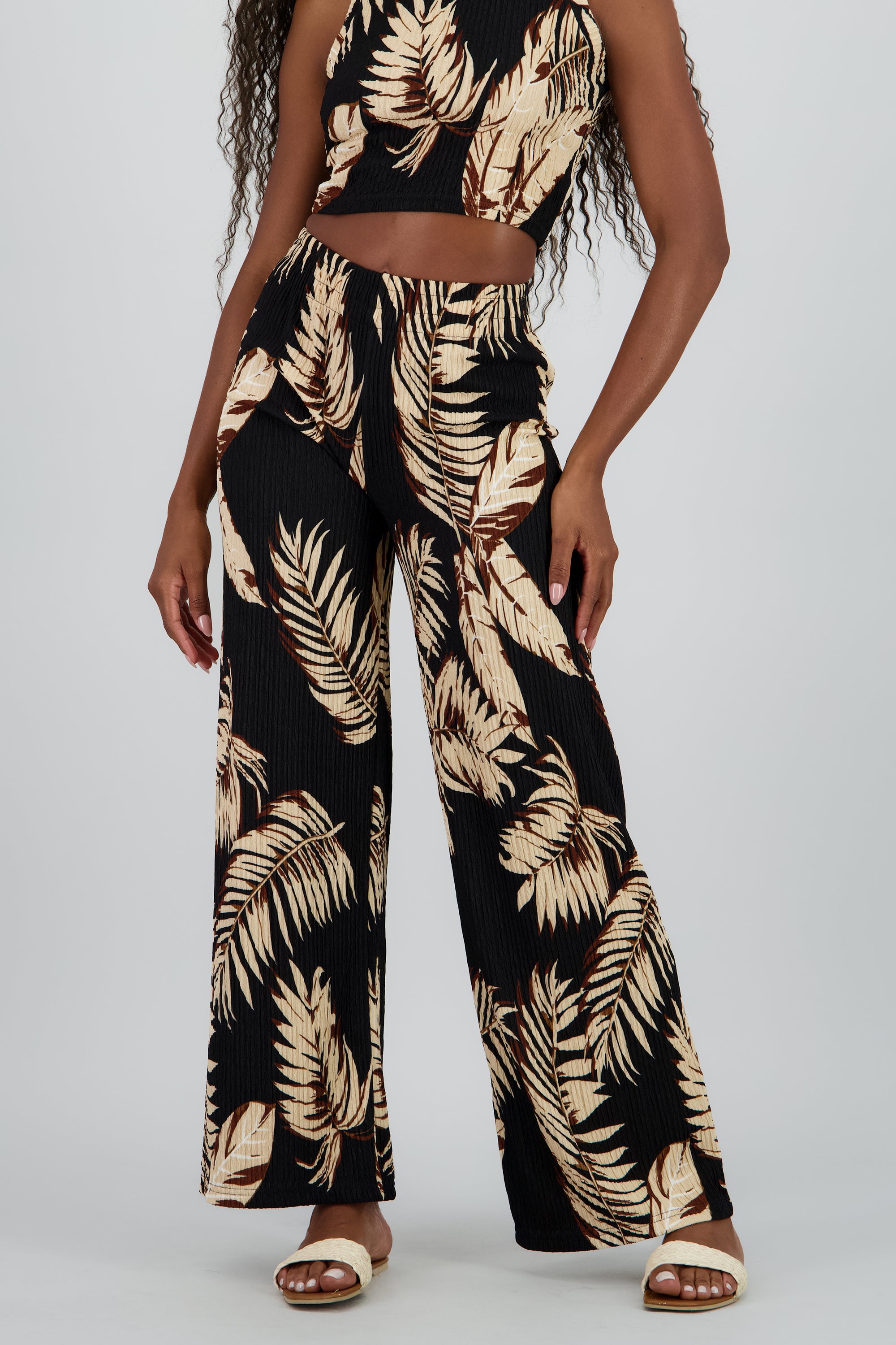 Pantalon con estampado tropical NEGRO COMBO
