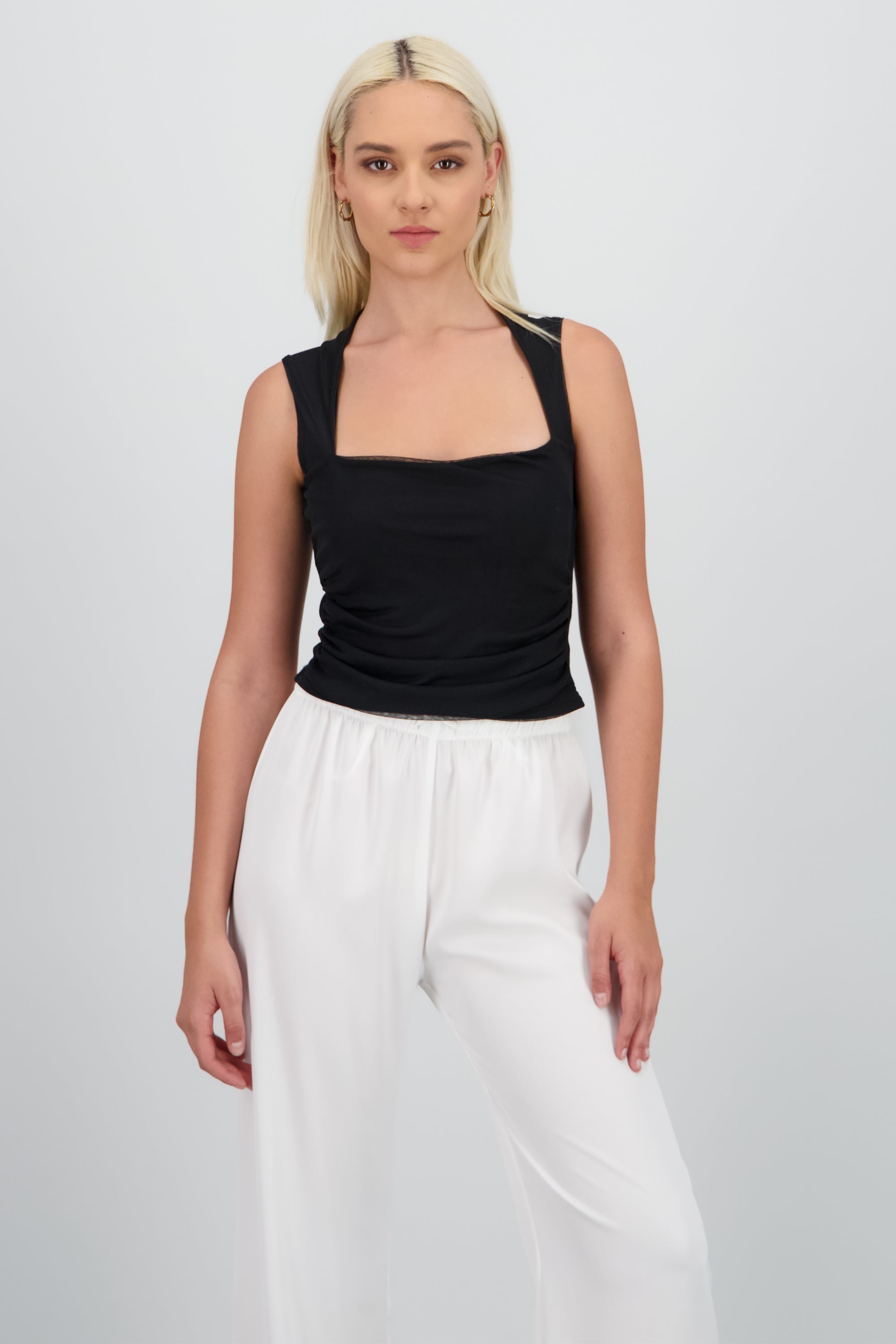 Top crop sin manga mesh NEGRO