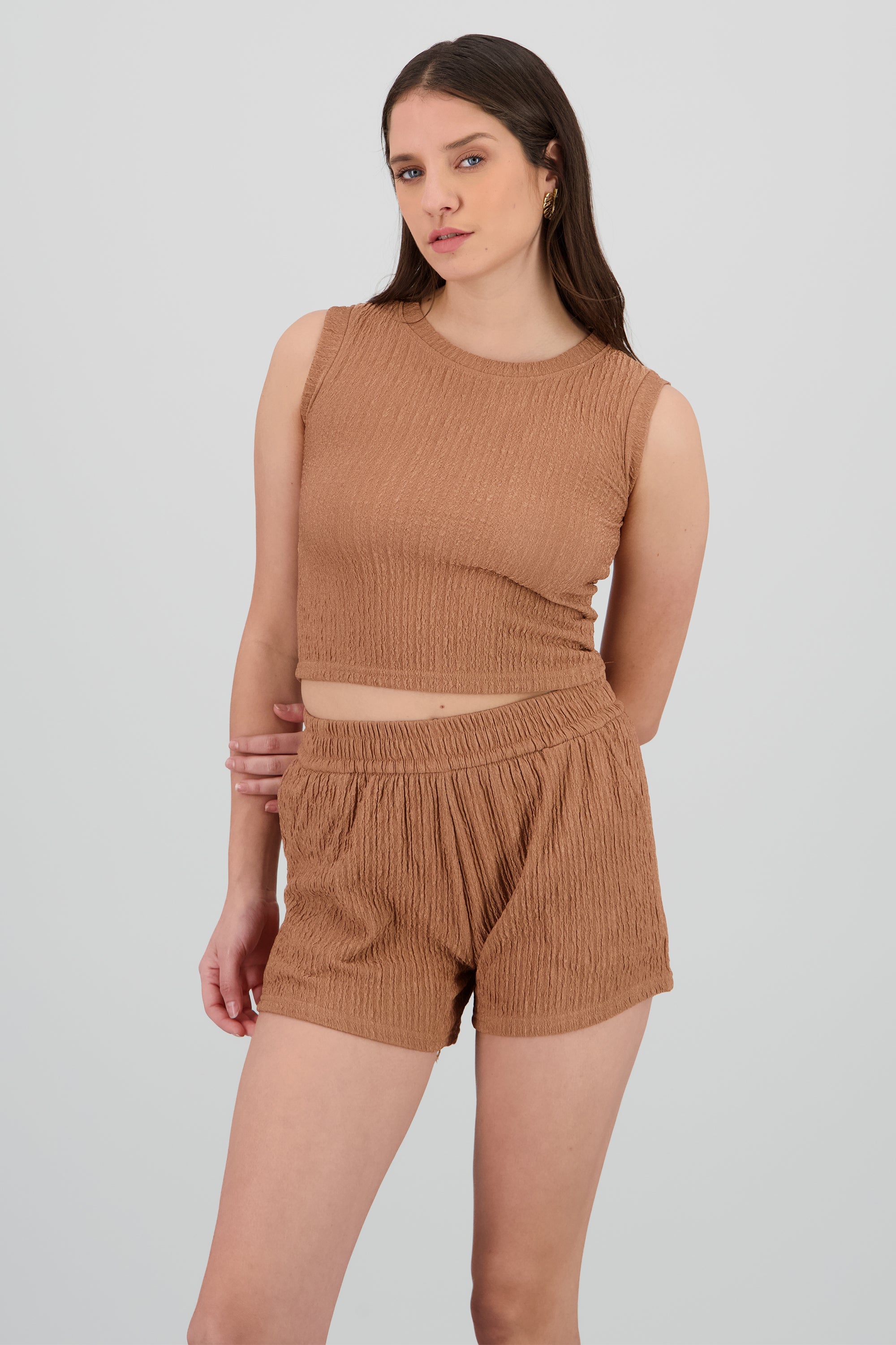 Top sin mangas textura crop CAFE