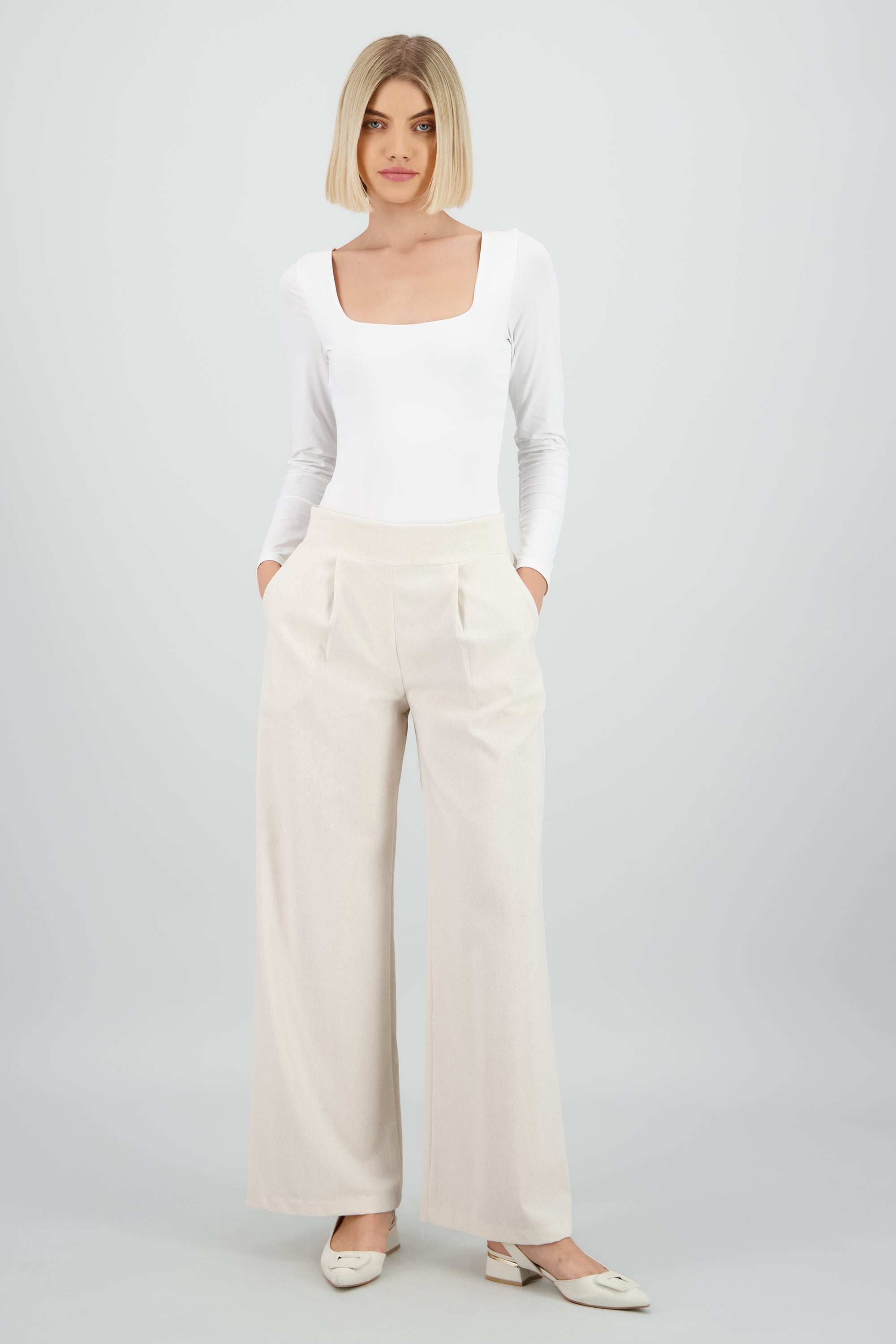 Pantalon recto pinzas detalle pretina ancha HUESO