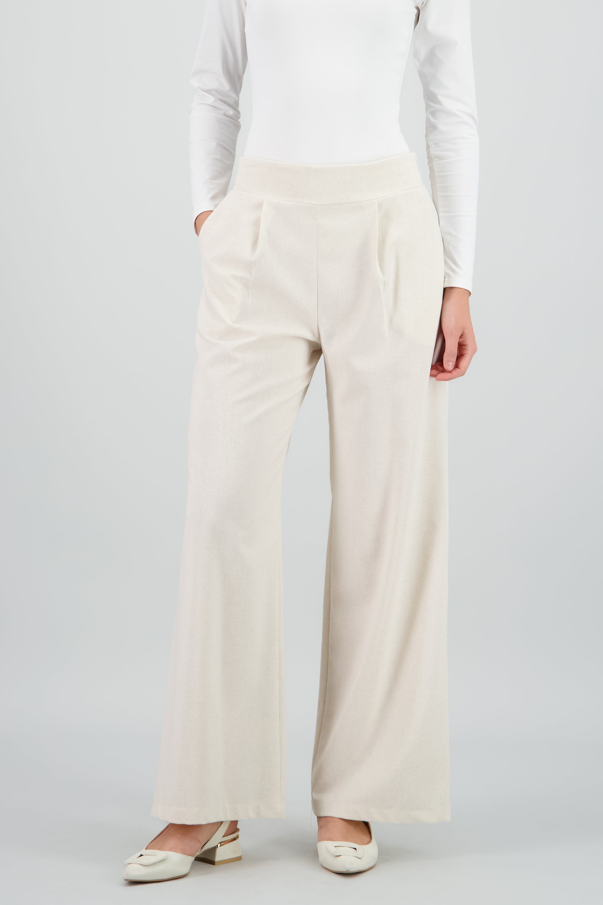 Pantalon recto pinzas detalle pretina ancha HUESO