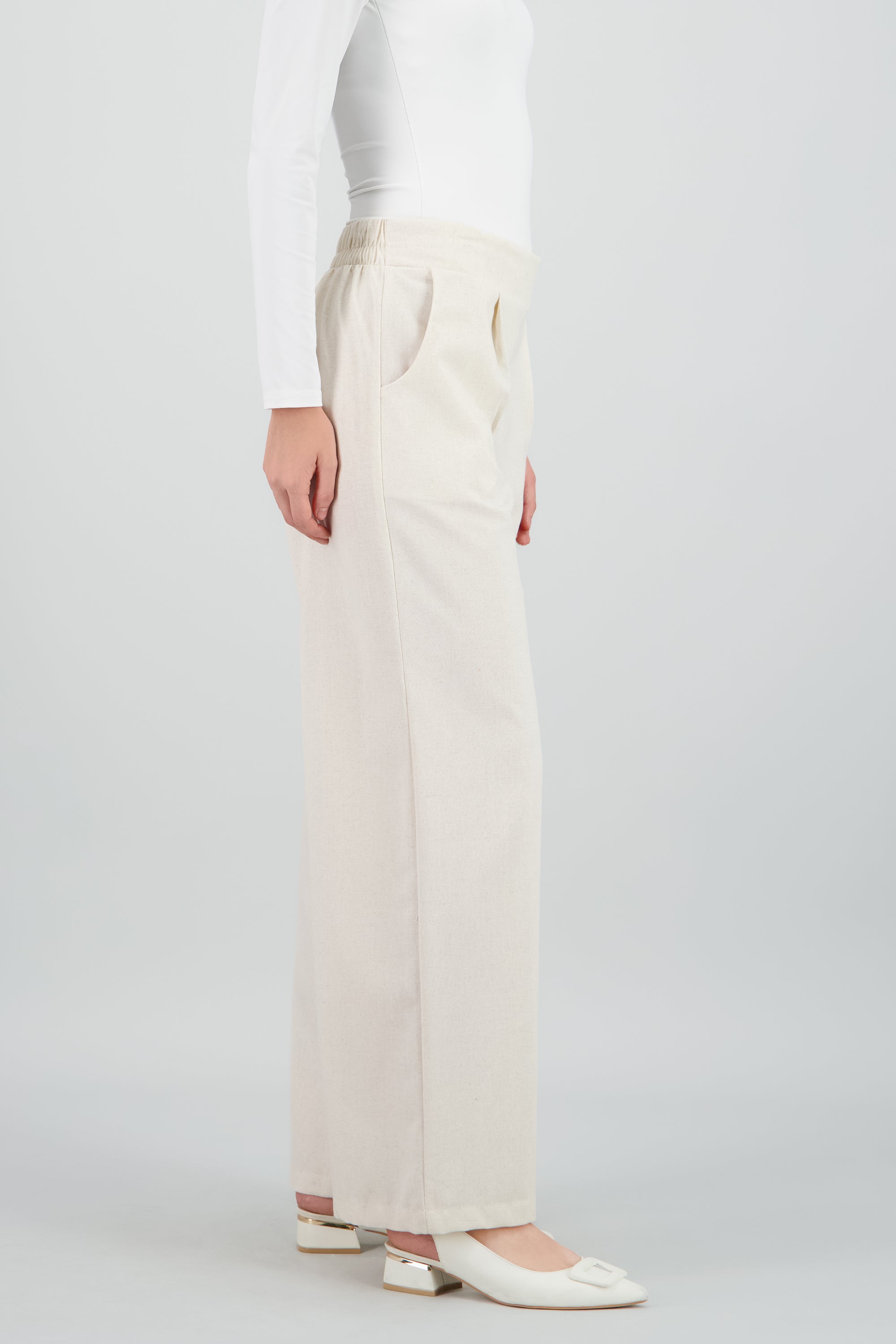 Pantalon recto pinzas detalle pretina ancha HUESO