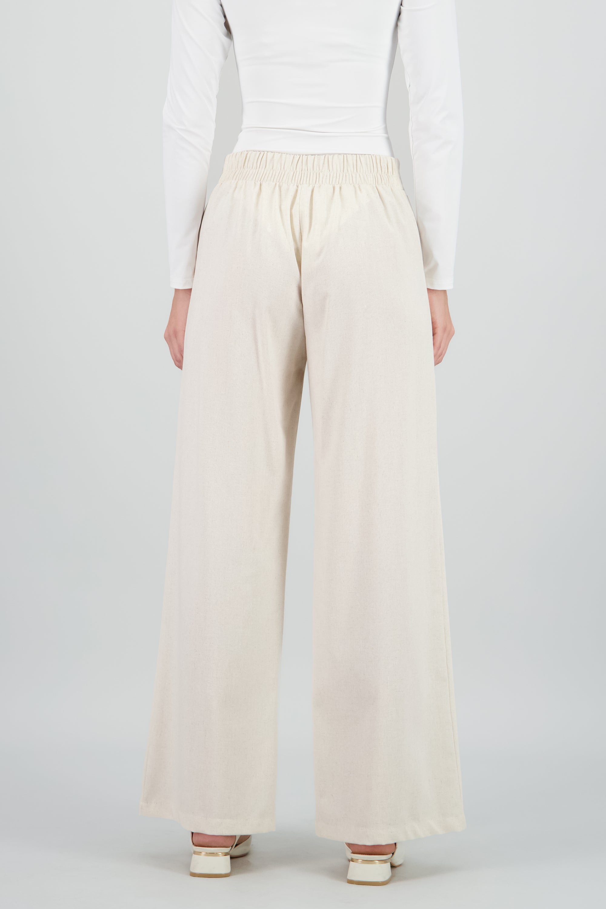 Pantalon recto pinzas detalle pretina ancha HUESO