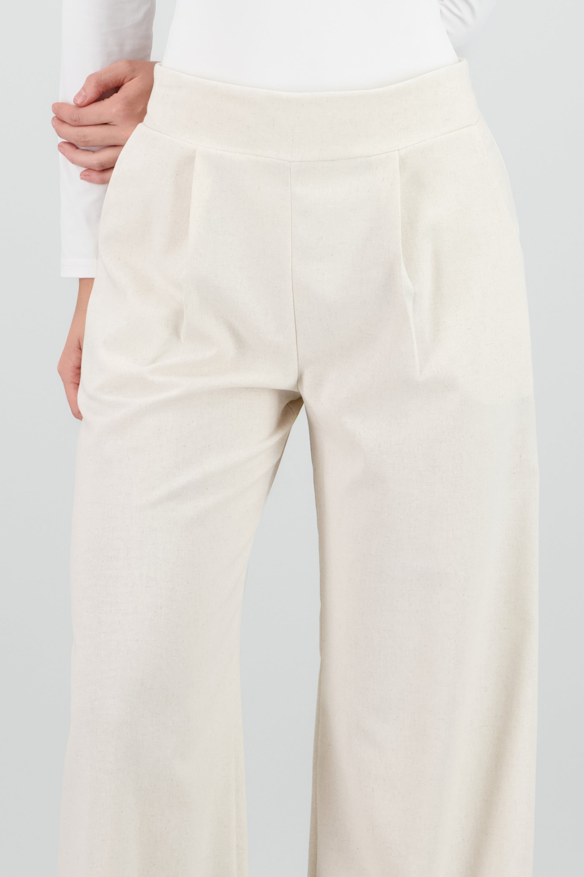 Pantalon recto pinzas detalle pretina ancha HUESO