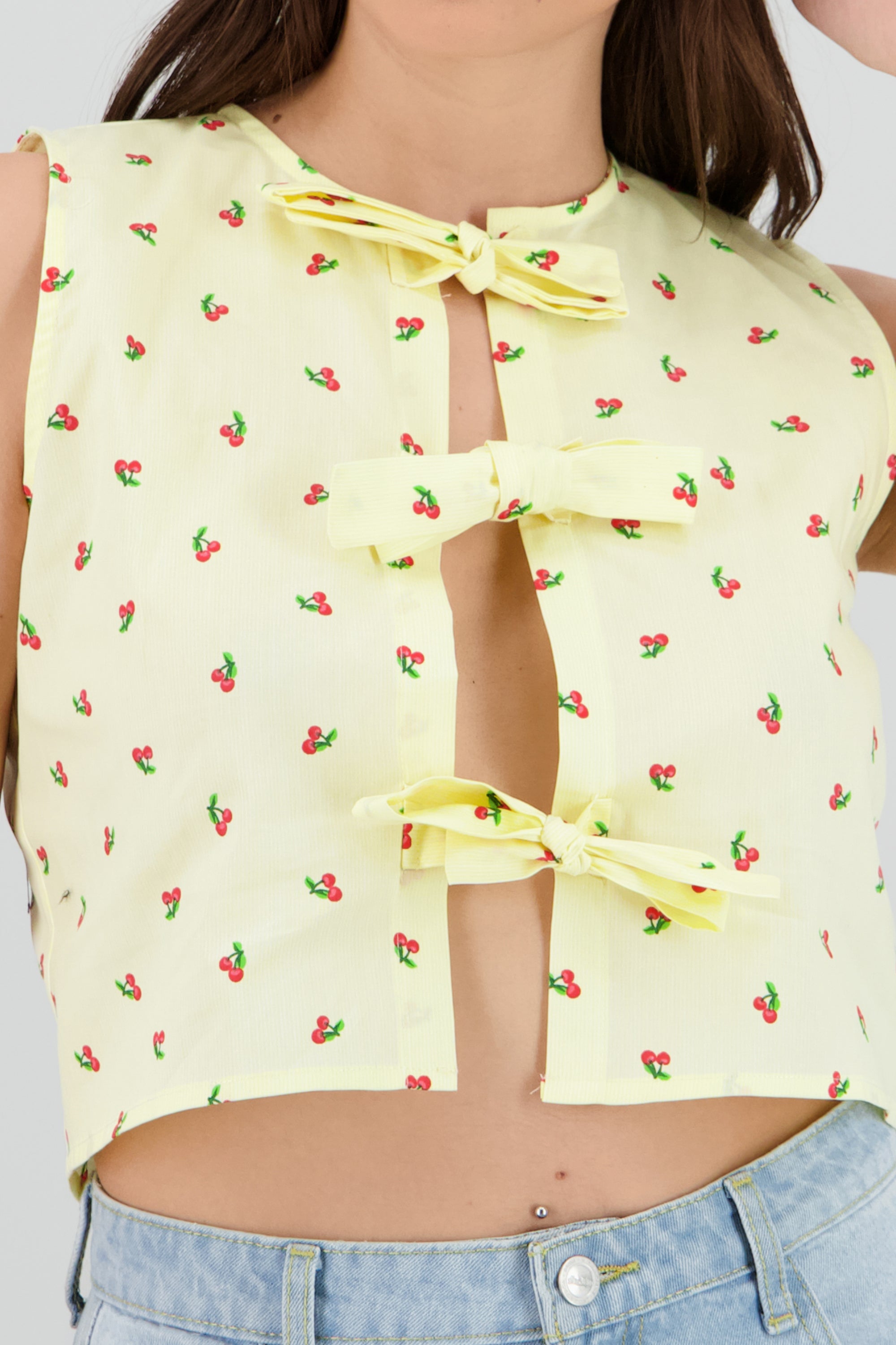Blusa sin manga detalle lazos cerezas AMARILLO PASTEL