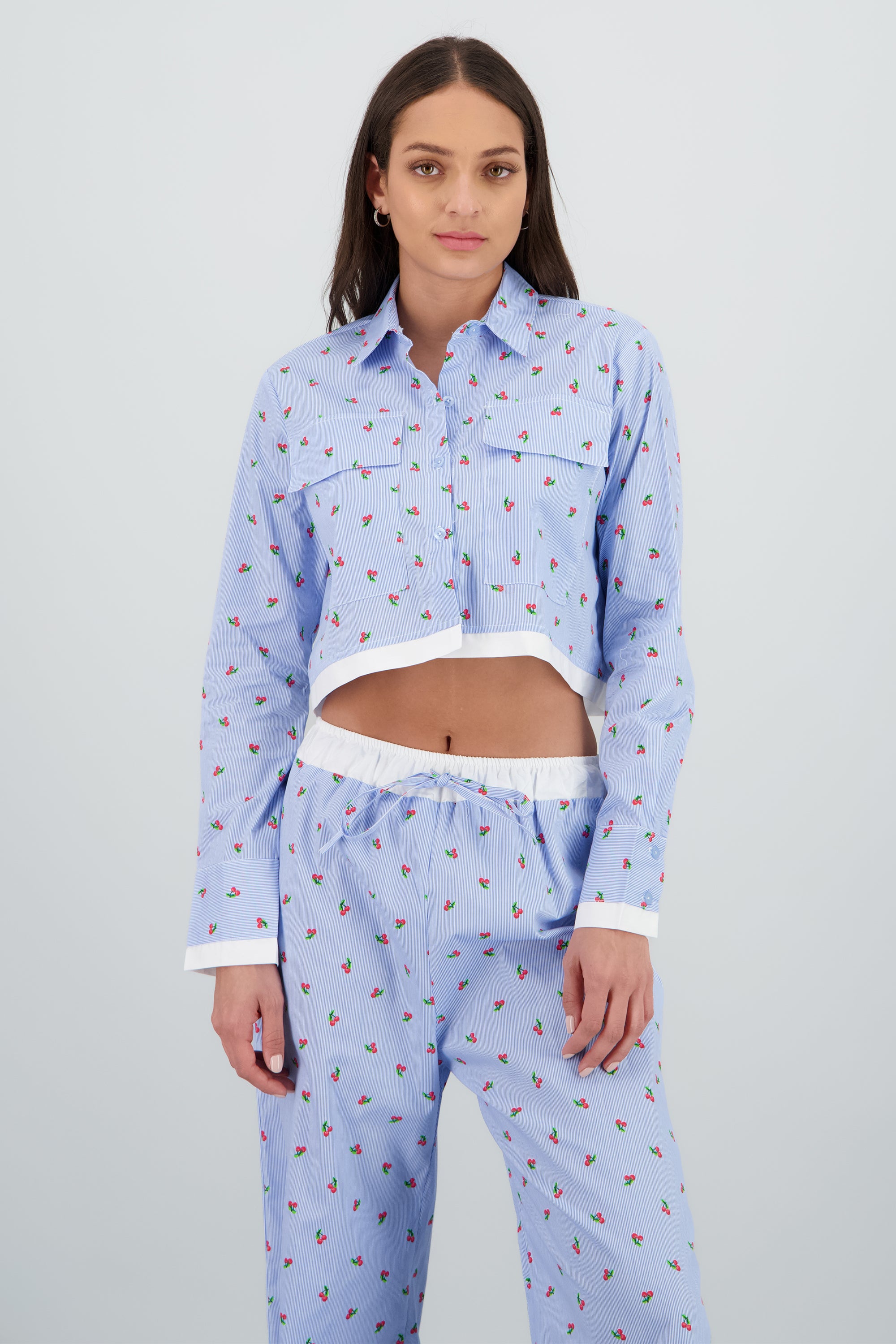Camisa manga larga crop con bolsas AZUL COMBO