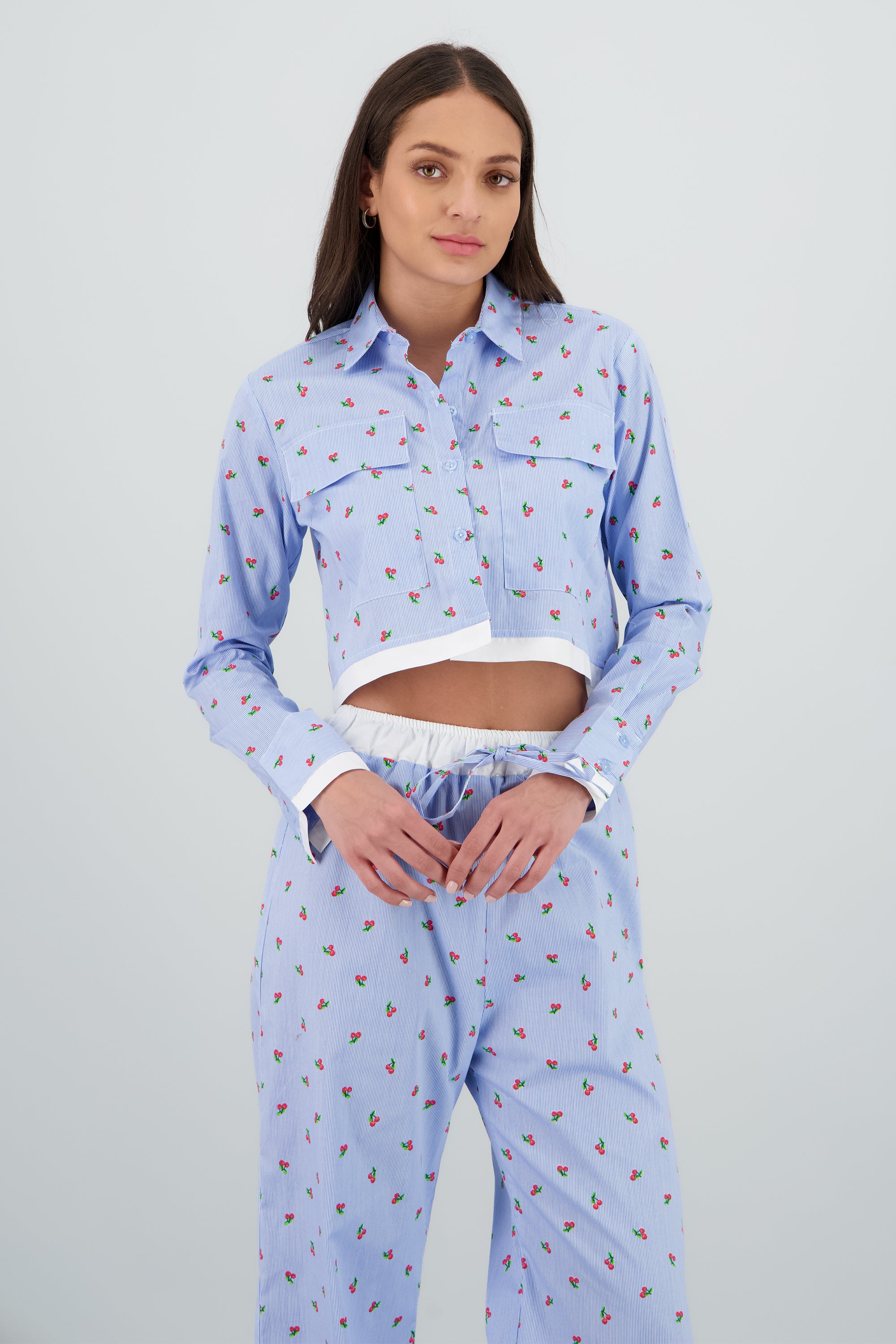 Camisa manga larga crop con bolsas AZUL COMBO