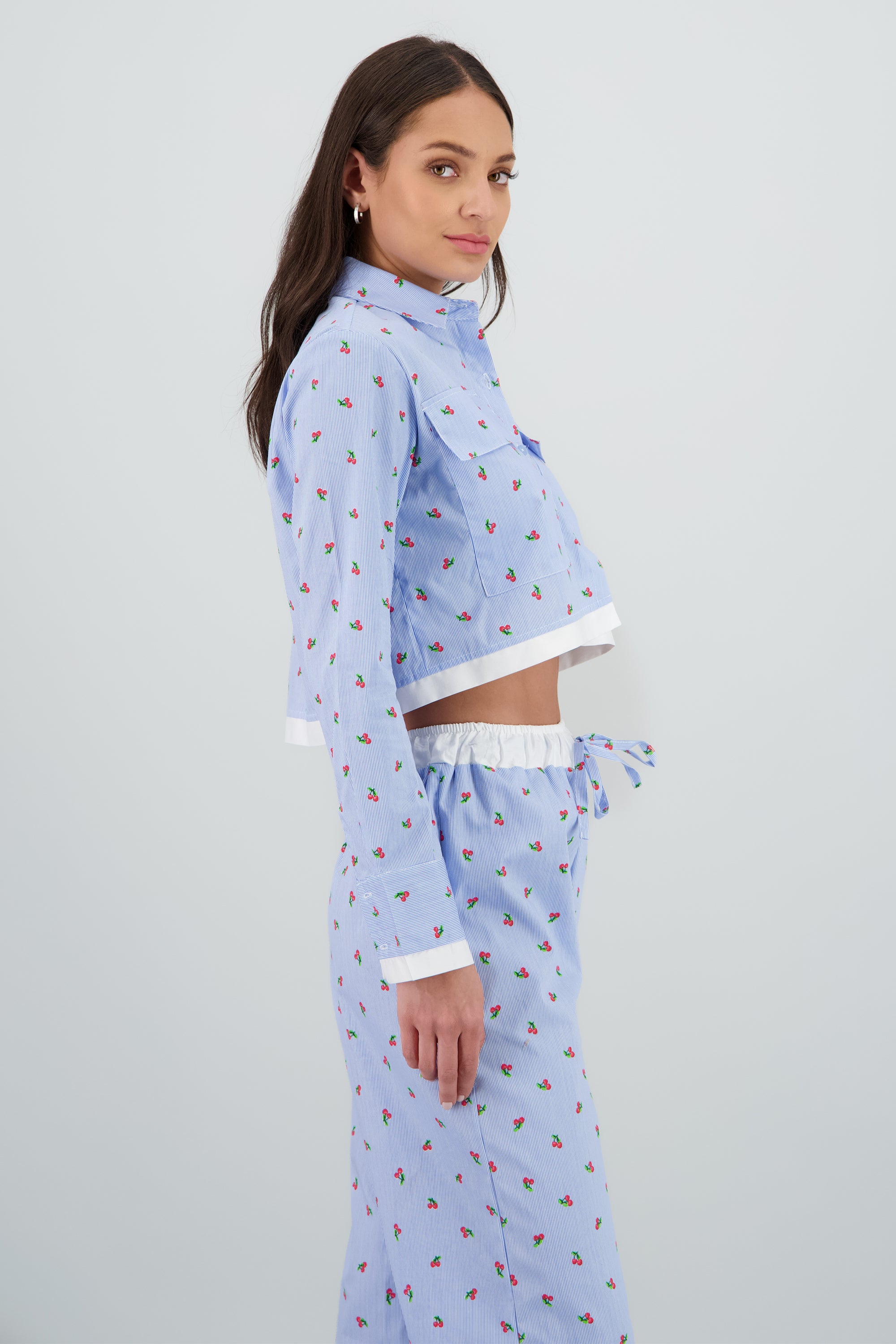 Camisa manga larga crop con bolsas AZUL COMBO