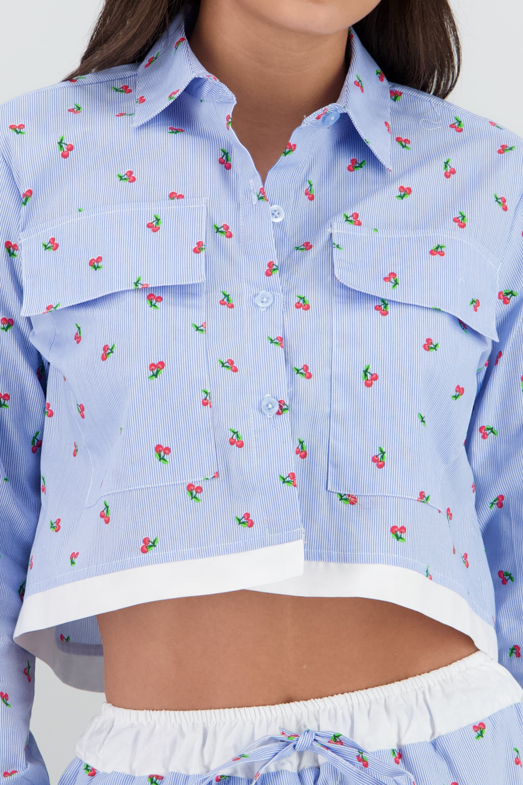 Camisa manga larga crop con bolsas AZUL COMBO