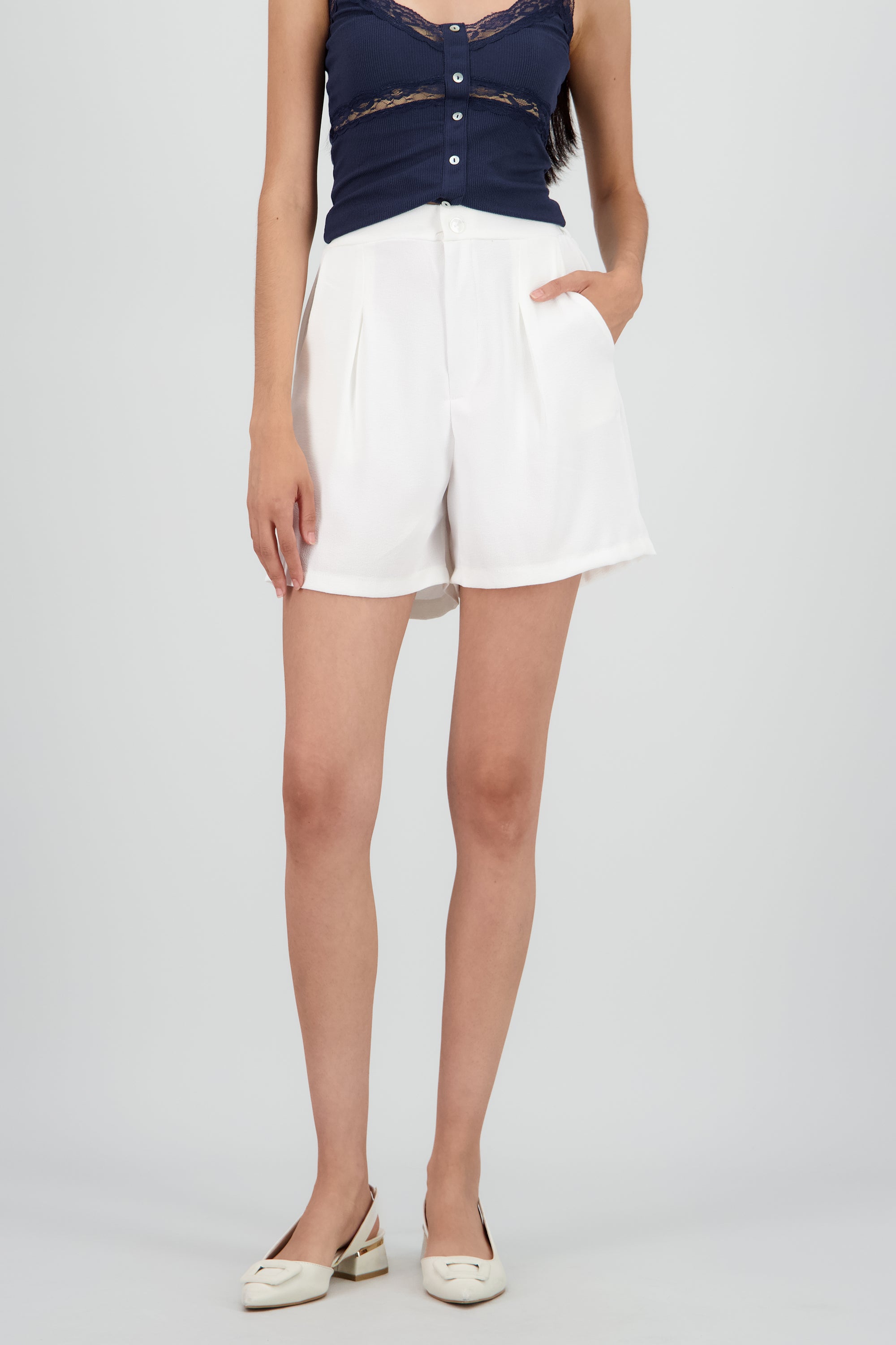 Short amplio detalle pinzas BLANCO