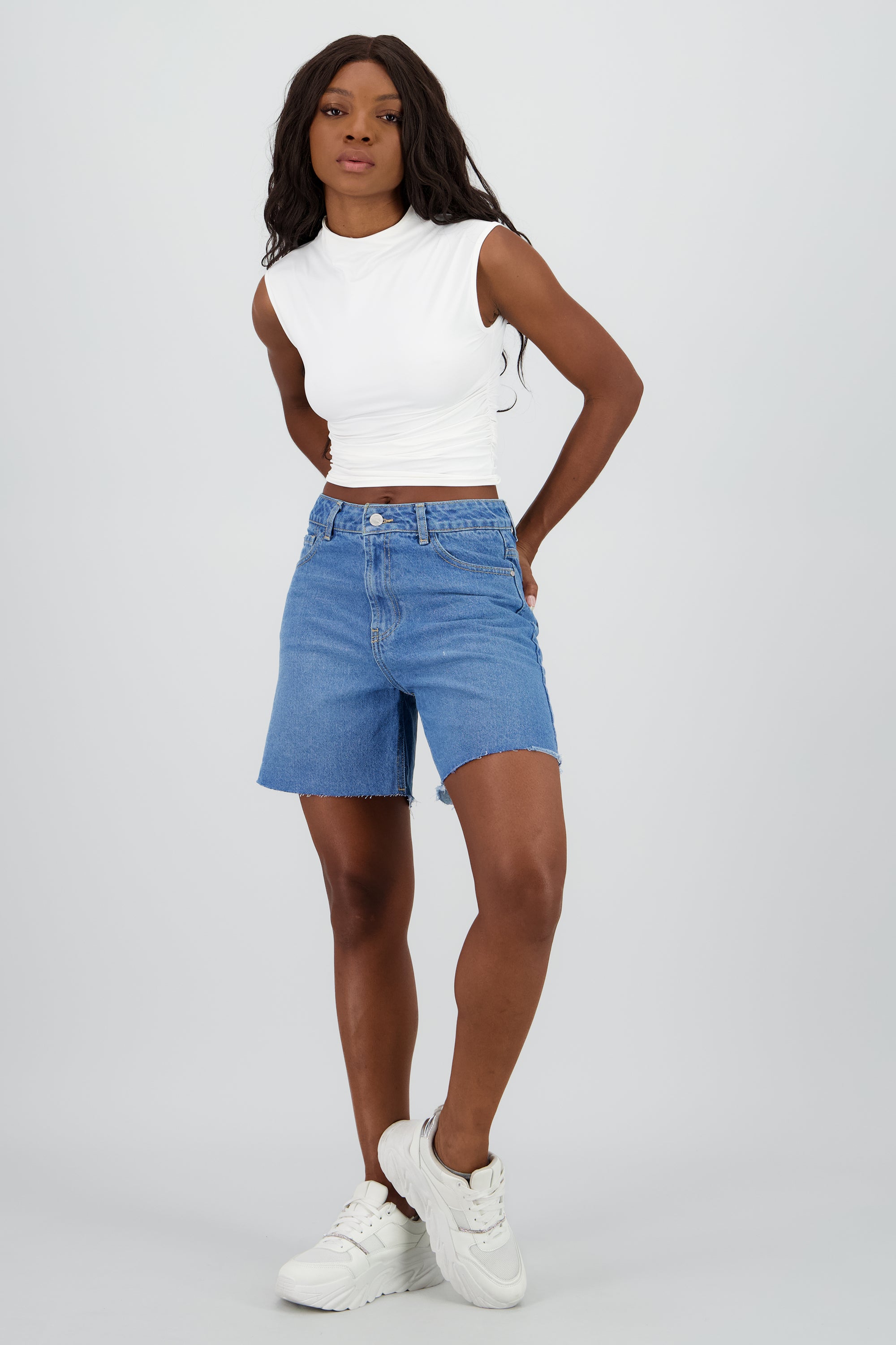 Short cintura alta al corte MEDIUM WASH