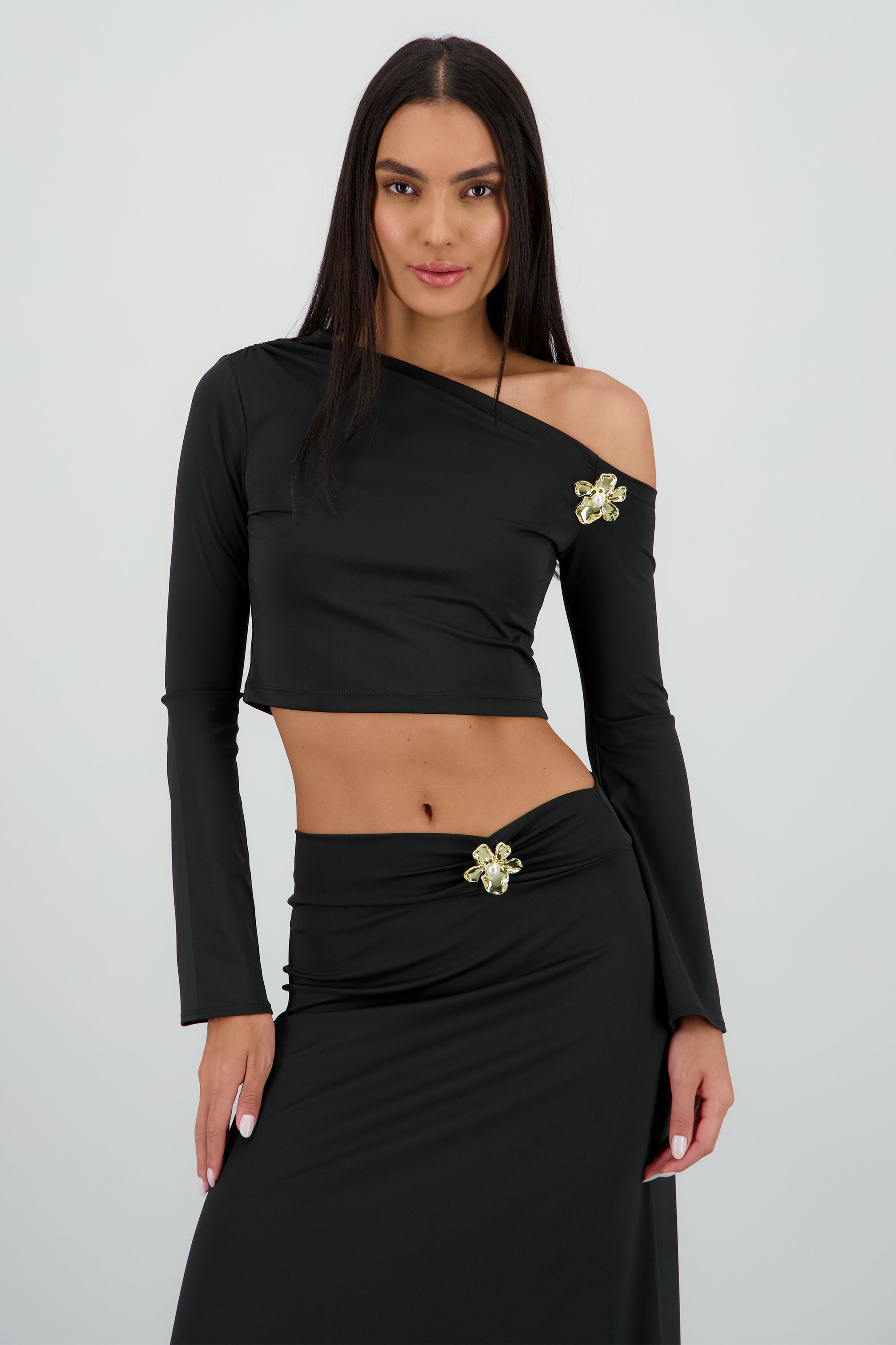 Top manga larga asimetrico detalle flor NEGRO