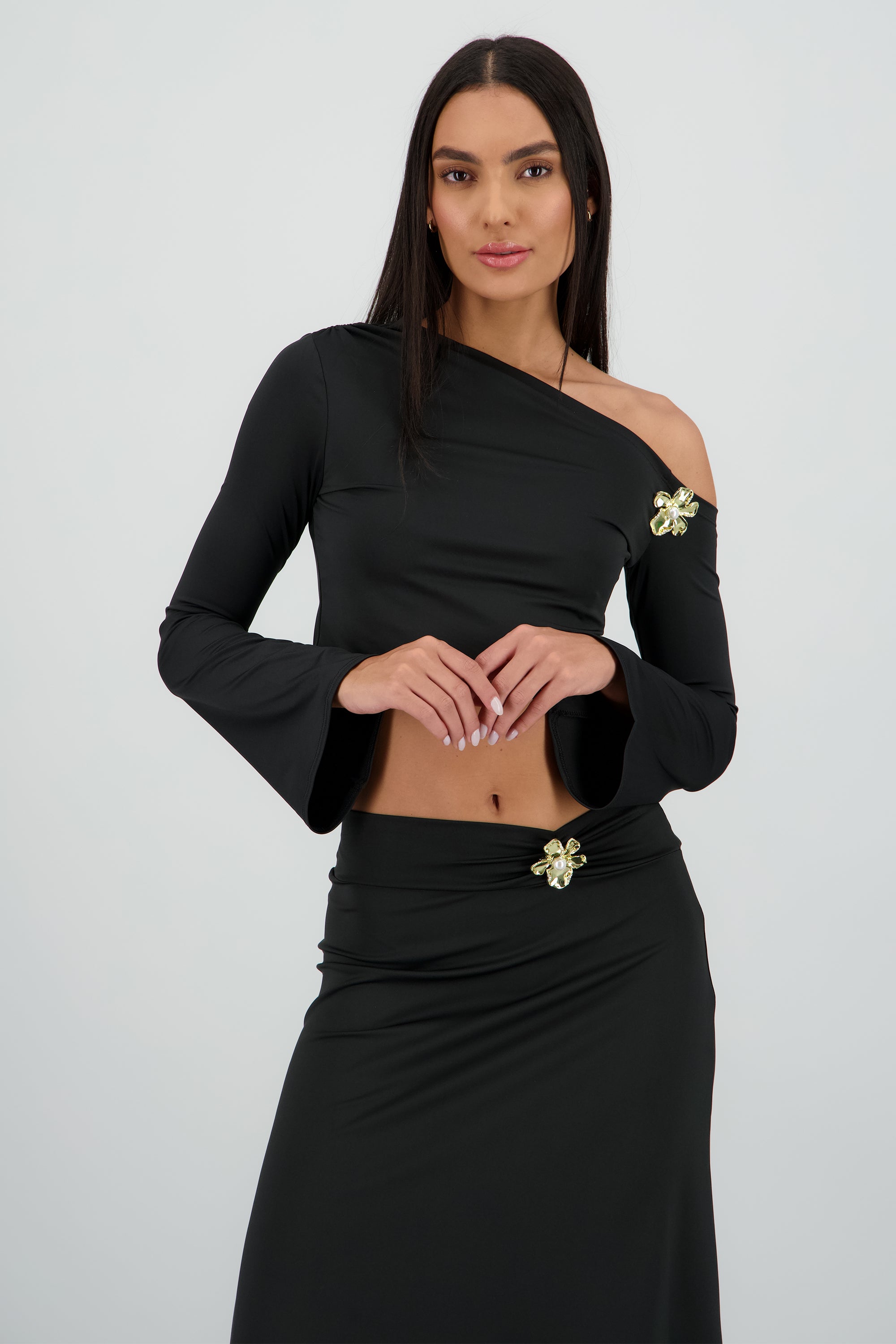 Top manga larga asimetrico detalle flor NEGRO