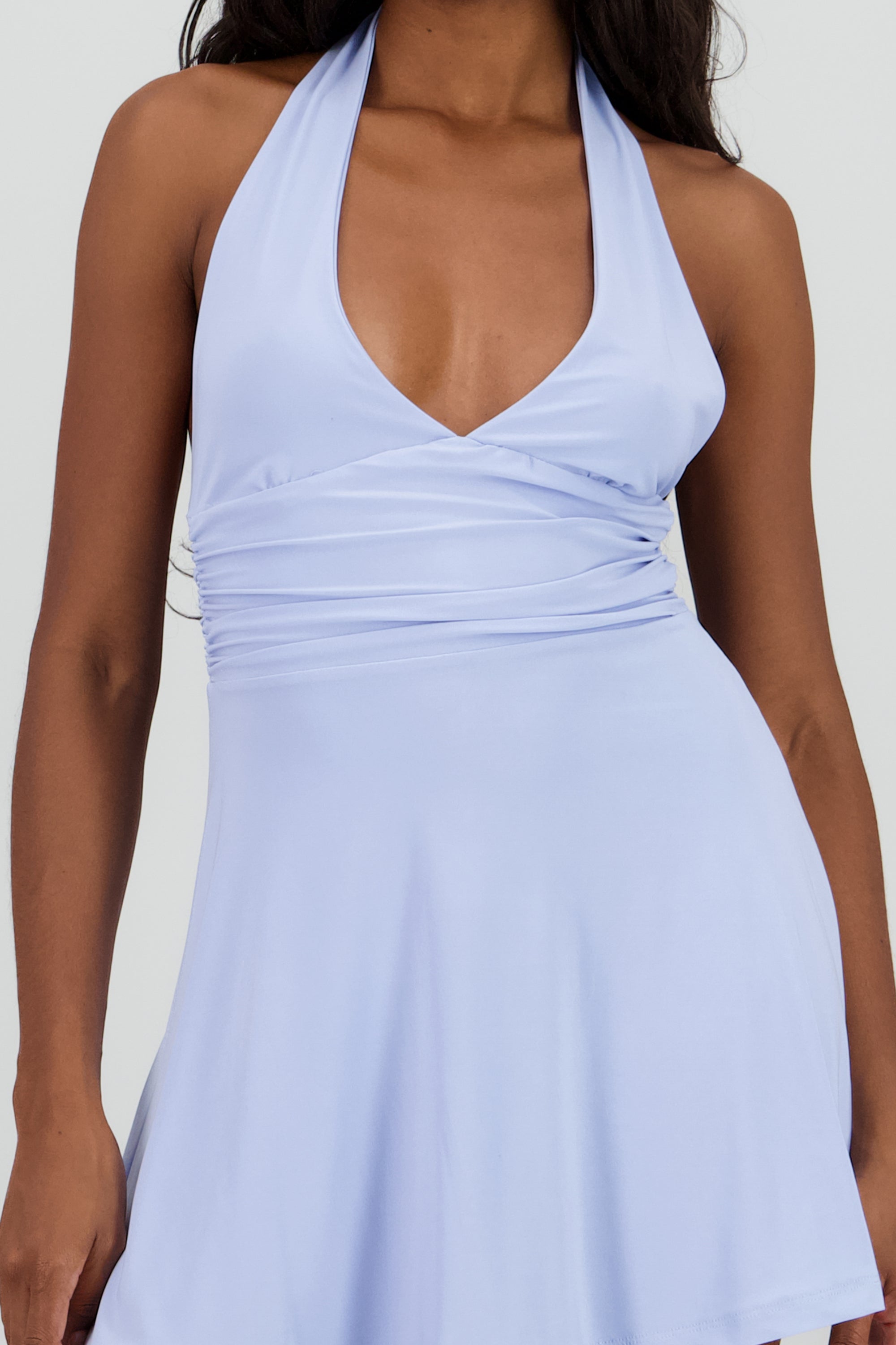 Vestido mini halter escote v drapeado AZUL PASTEL