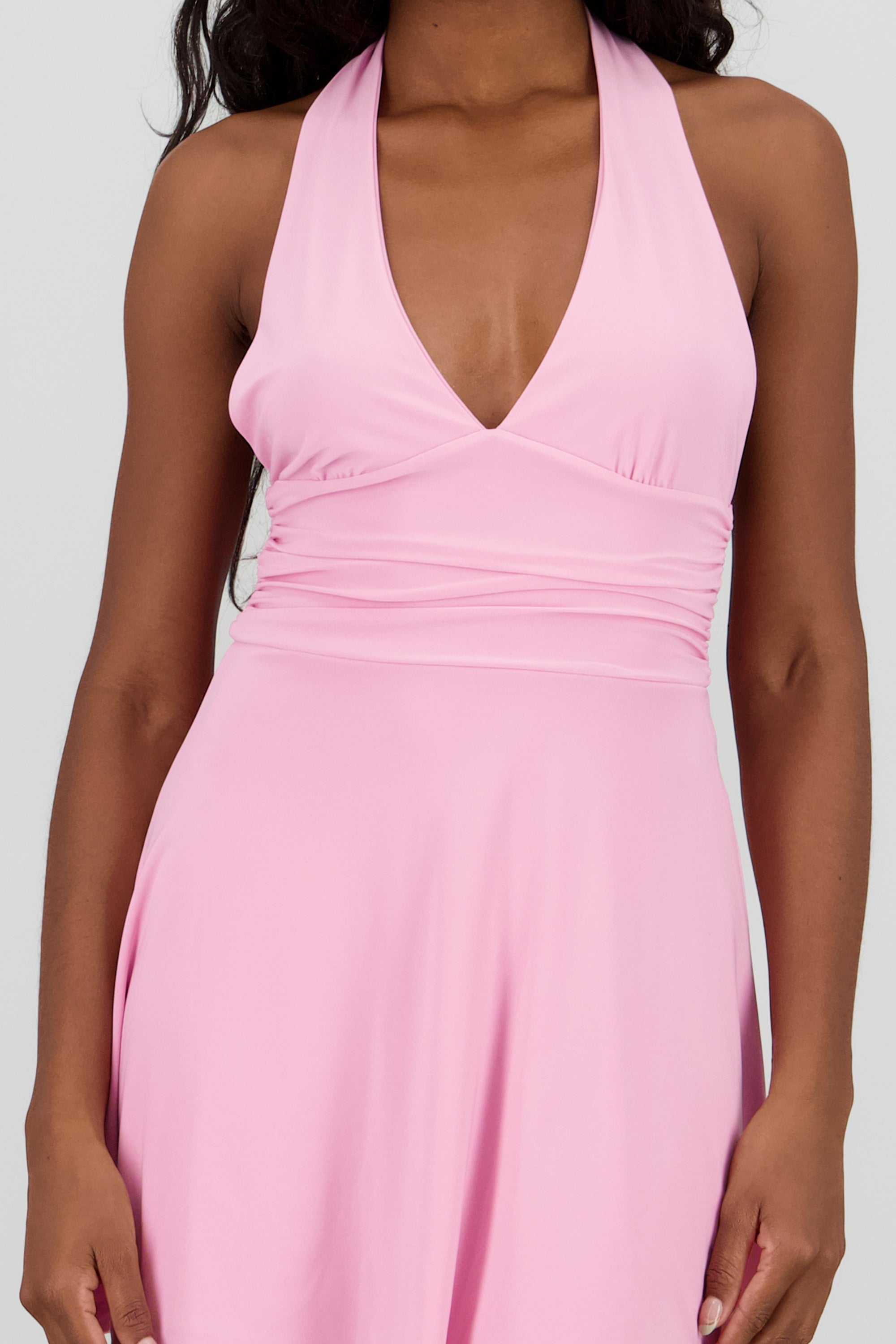 Vestido mini halter escote v drapeado ROSA PASTEL
