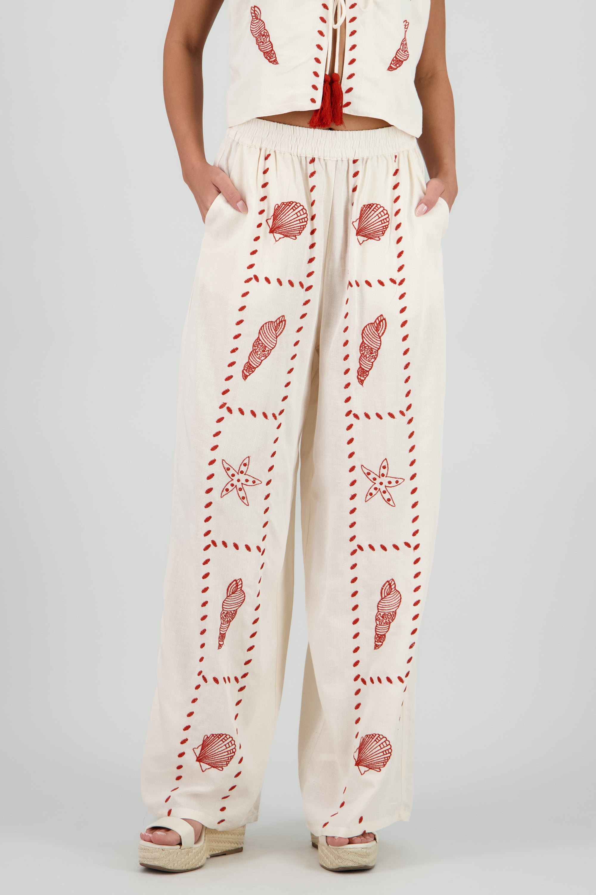 Pantalon amplio bordado conchas HUESO COMBO