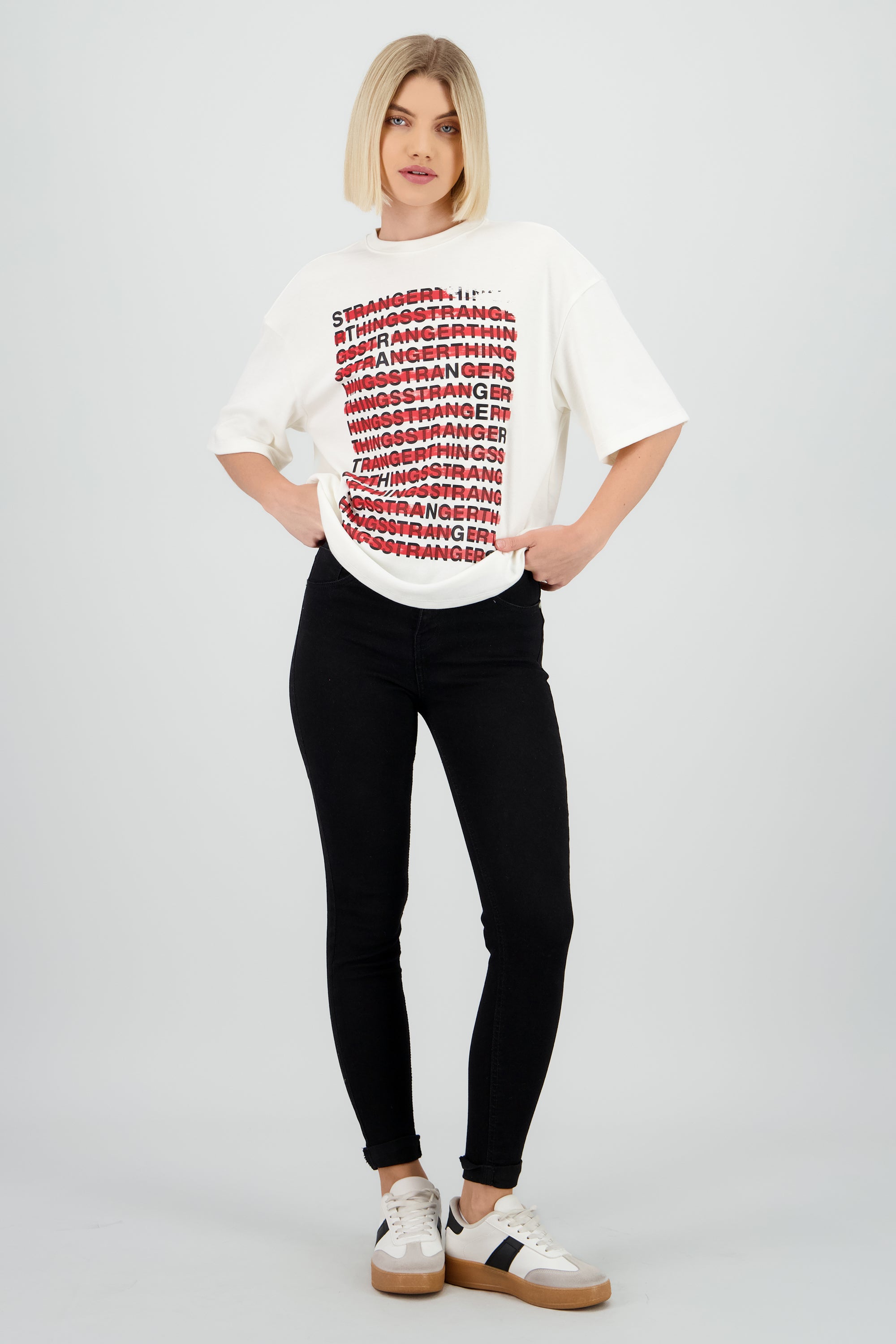 Playera stranger things letras HUESO