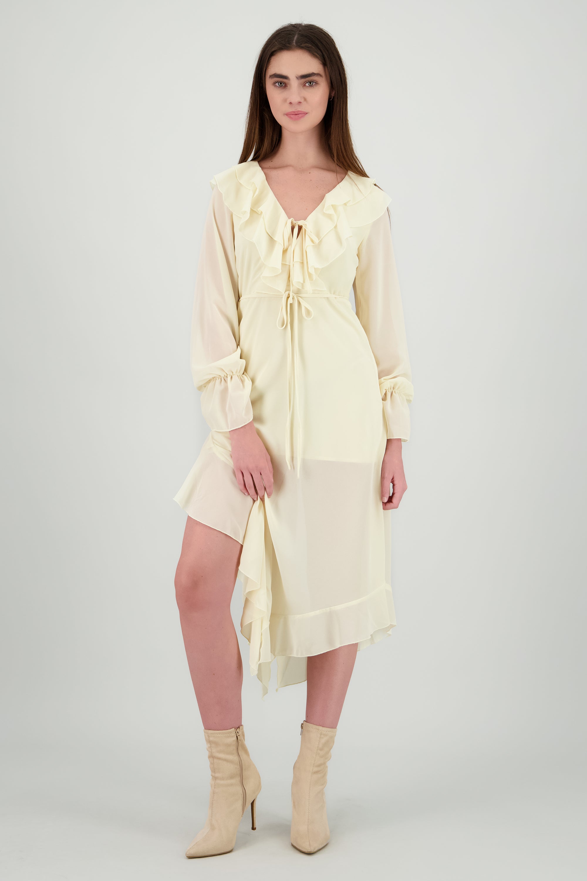 Vestido maxi liso con olanes CREMA