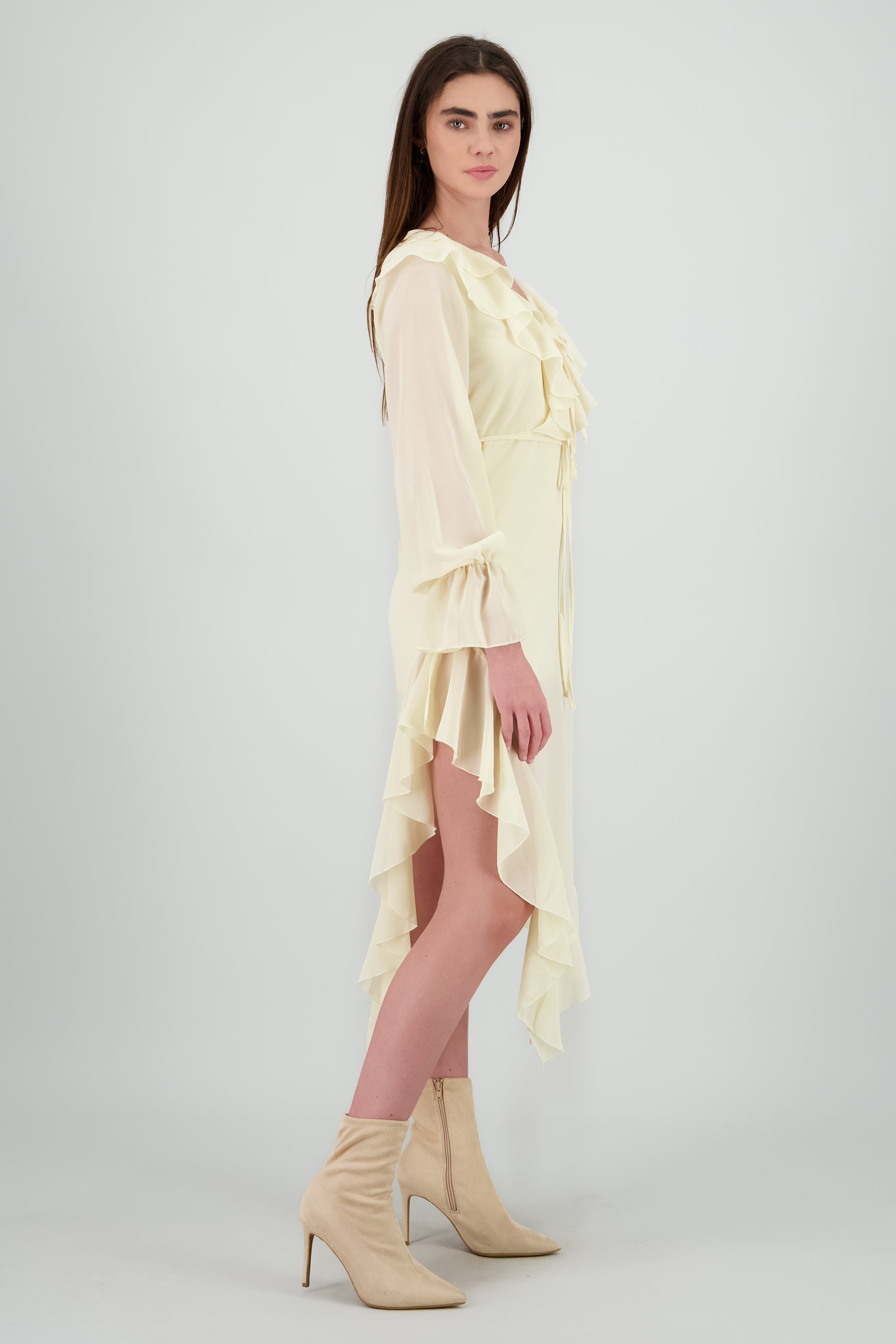 Vestido maxi liso con olanes CREMA