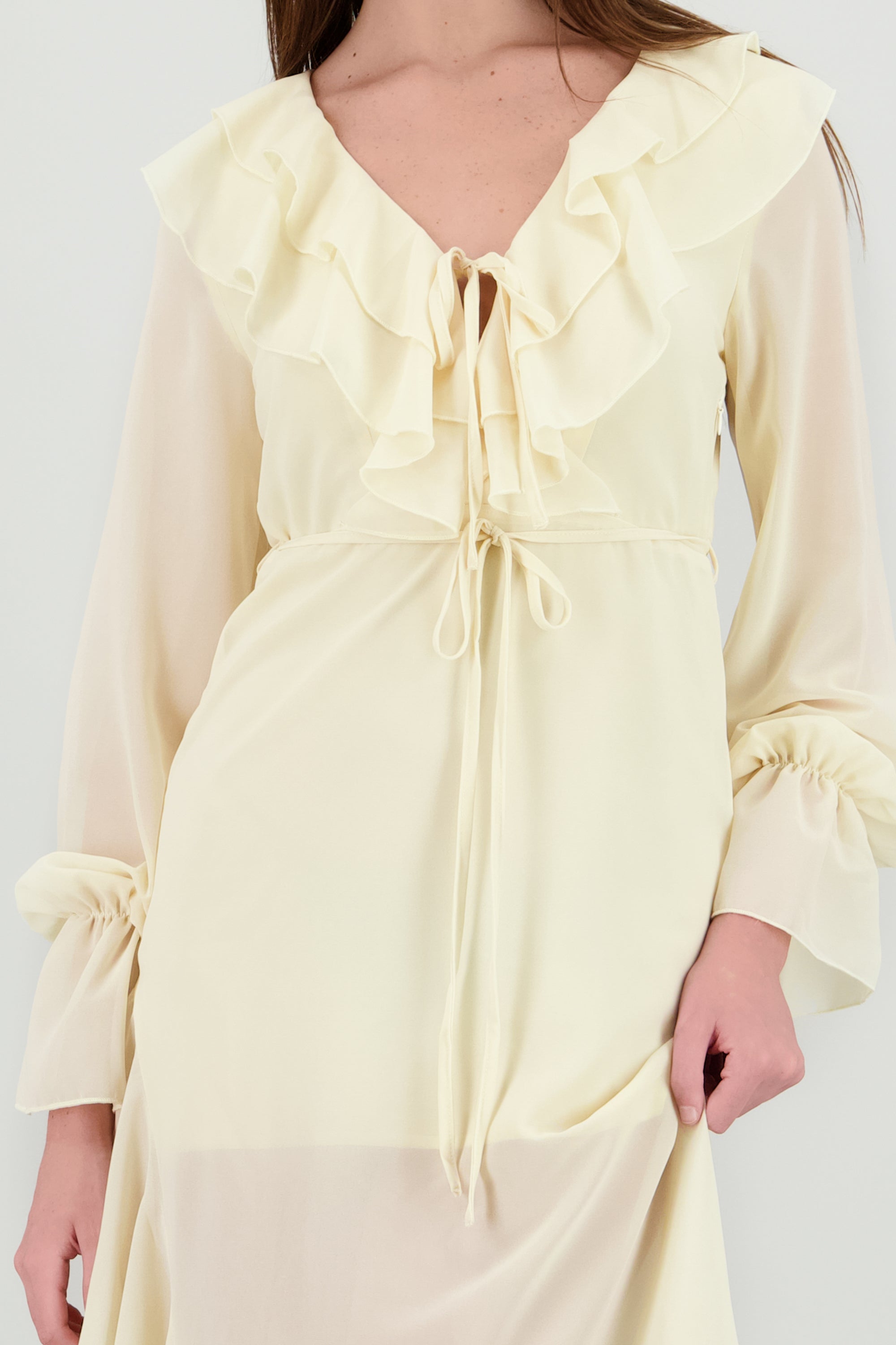 Vestido maxi liso con olanes CREMA