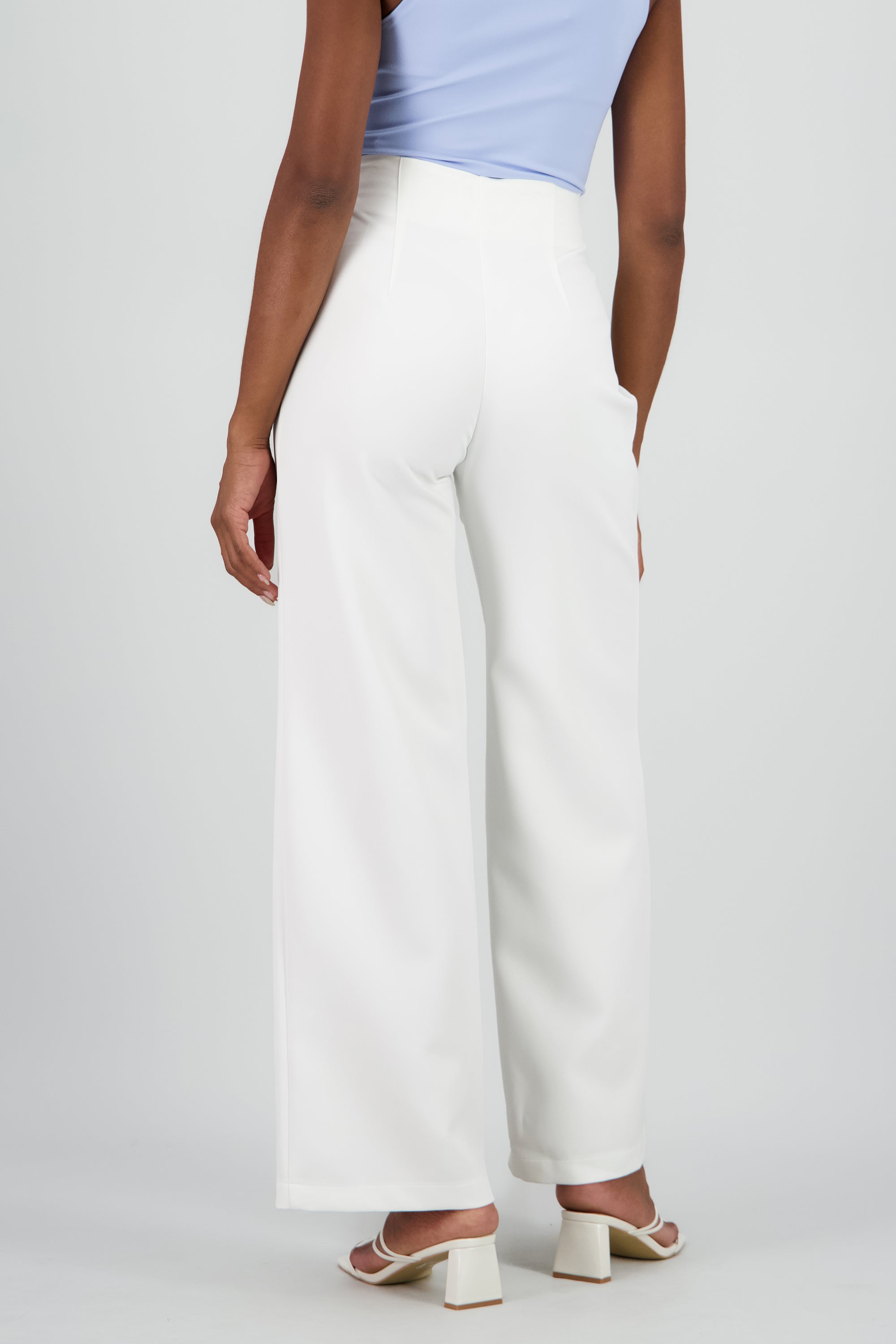 Pantalon amplio detalle pinzas BLANCO