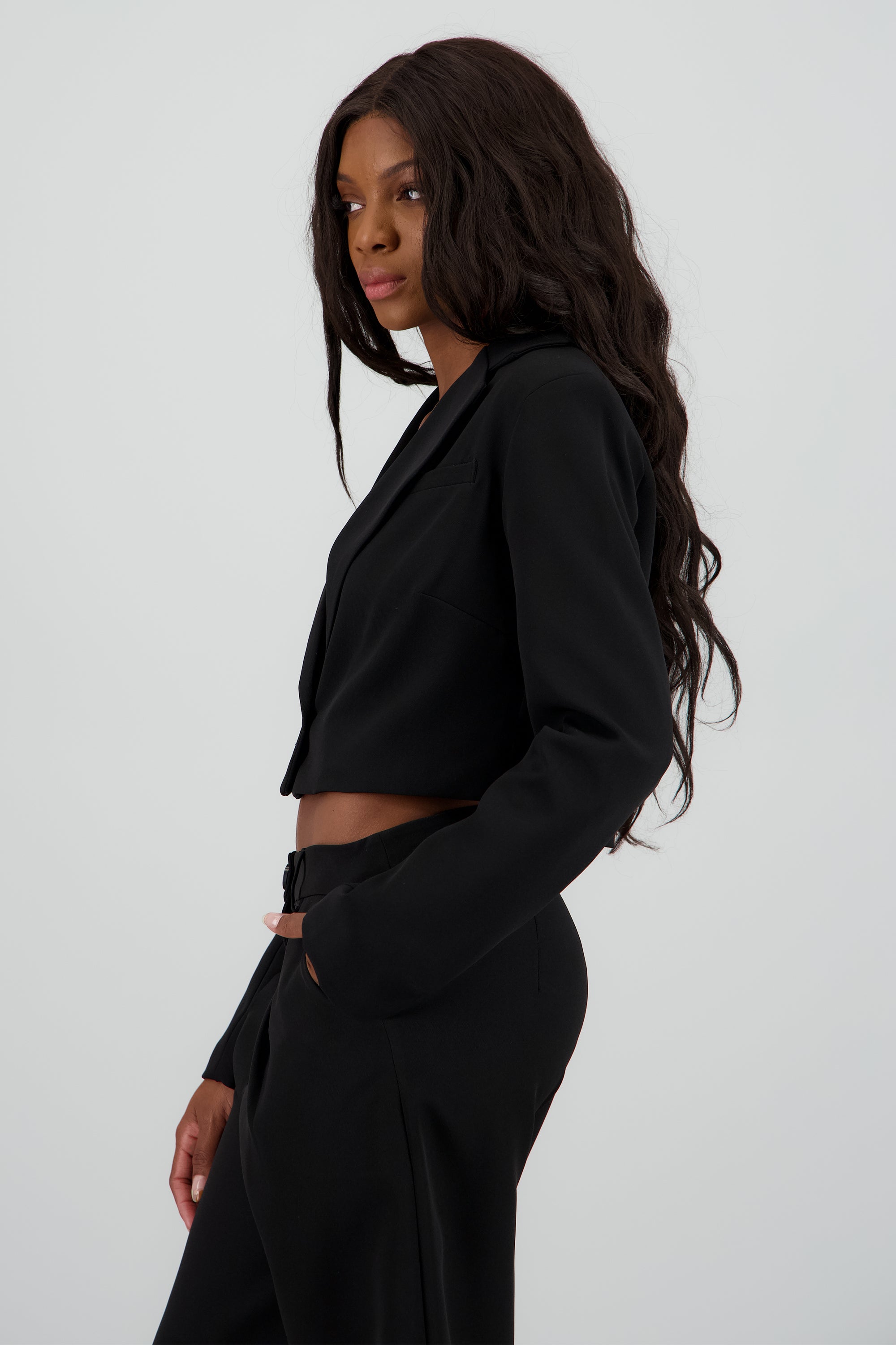 Saco crop detalle solapa NEGRO