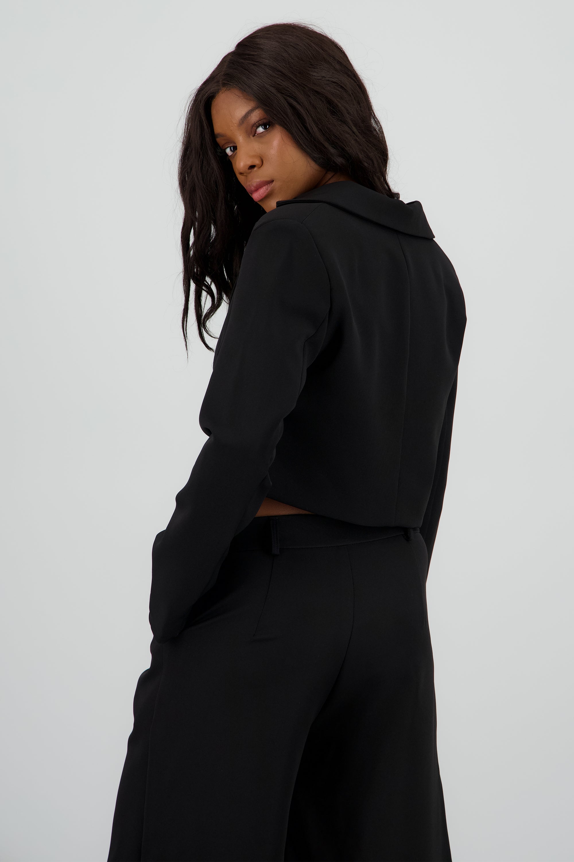 Saco crop detalle solapa NEGRO
