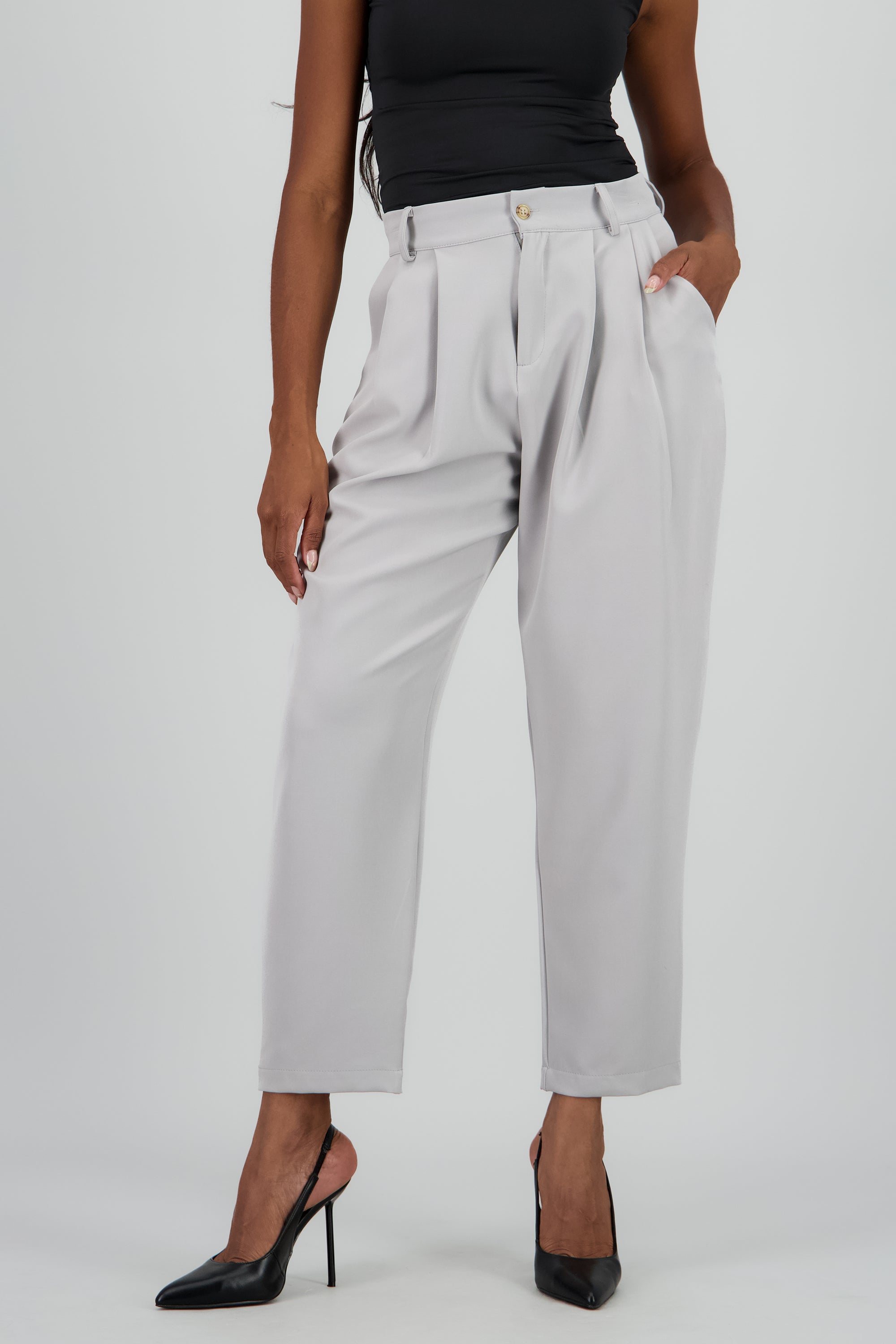 Pantalon bolsas detalle pinzas liso GRIS