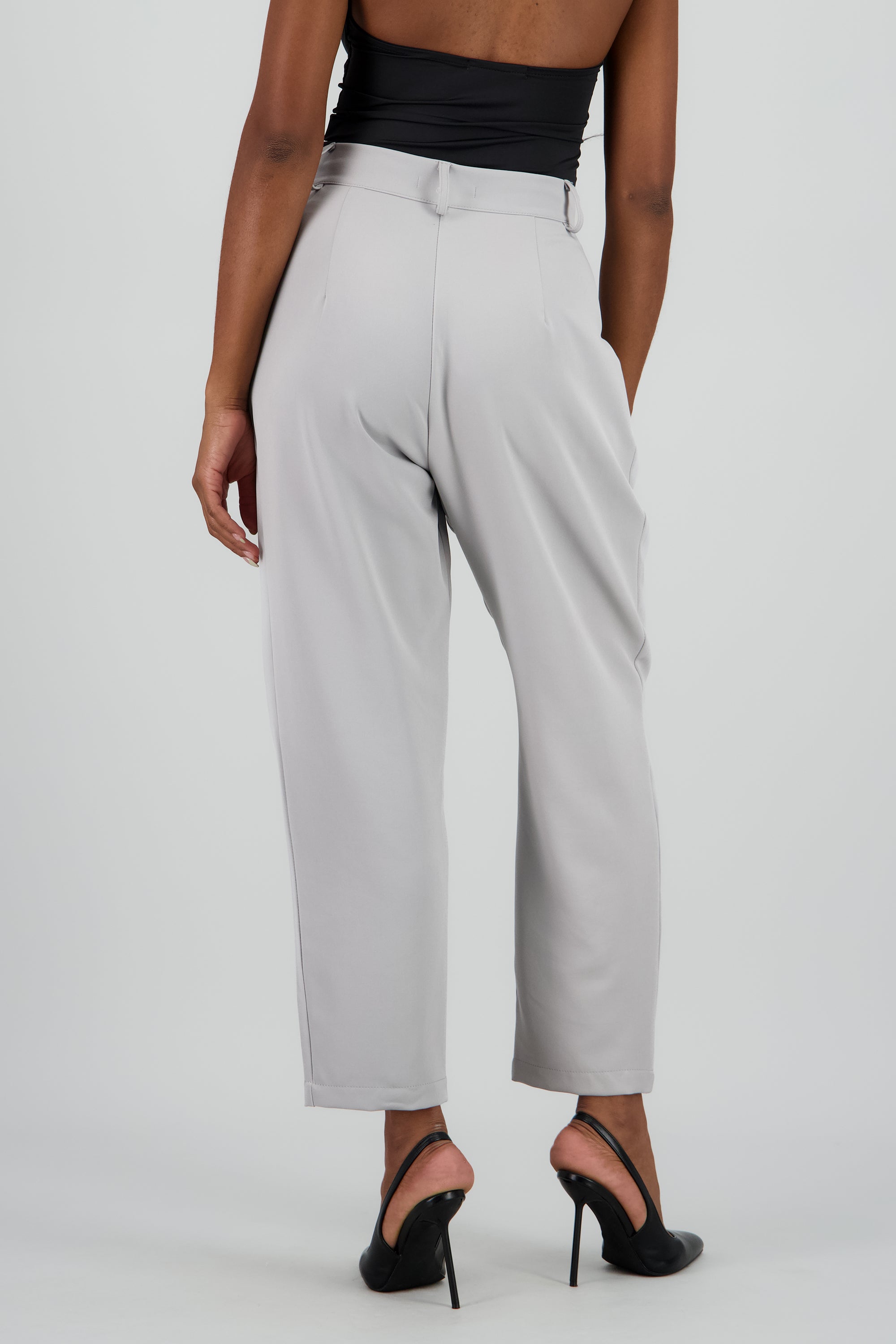 Pantalon bolsas detalle pinzas liso GRIS