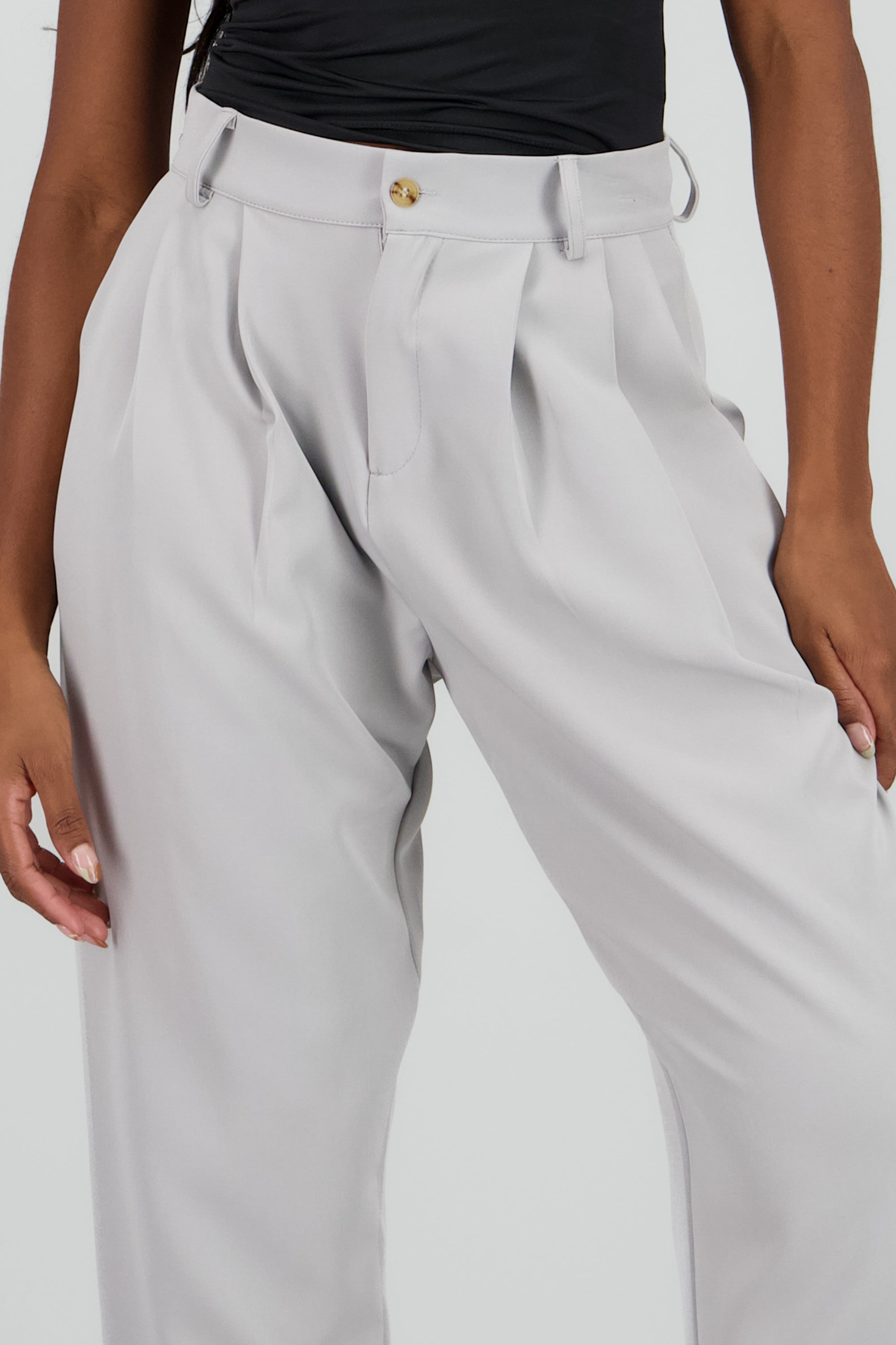 Pantalon bolsas detalle pinzas liso GRIS