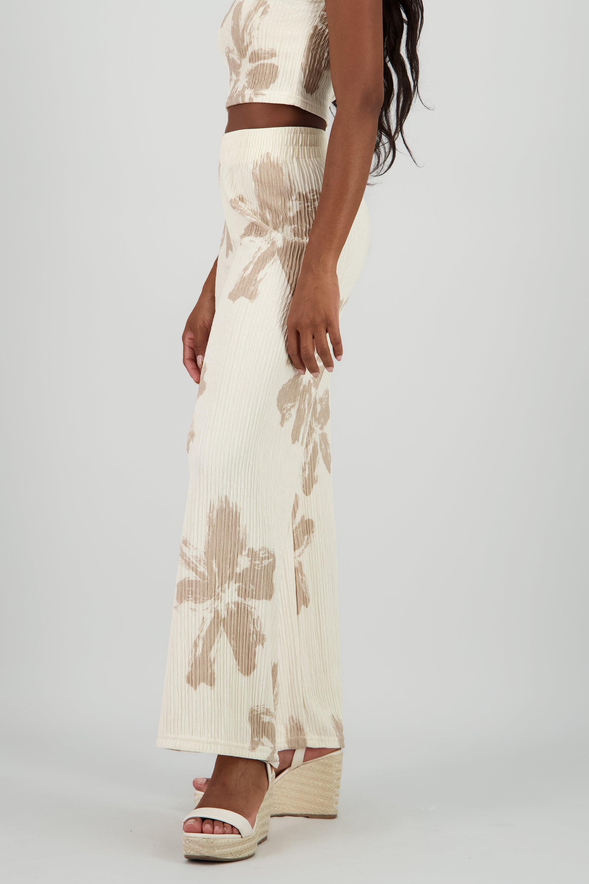 Pantalon amplio textura flores HUESO COMBO