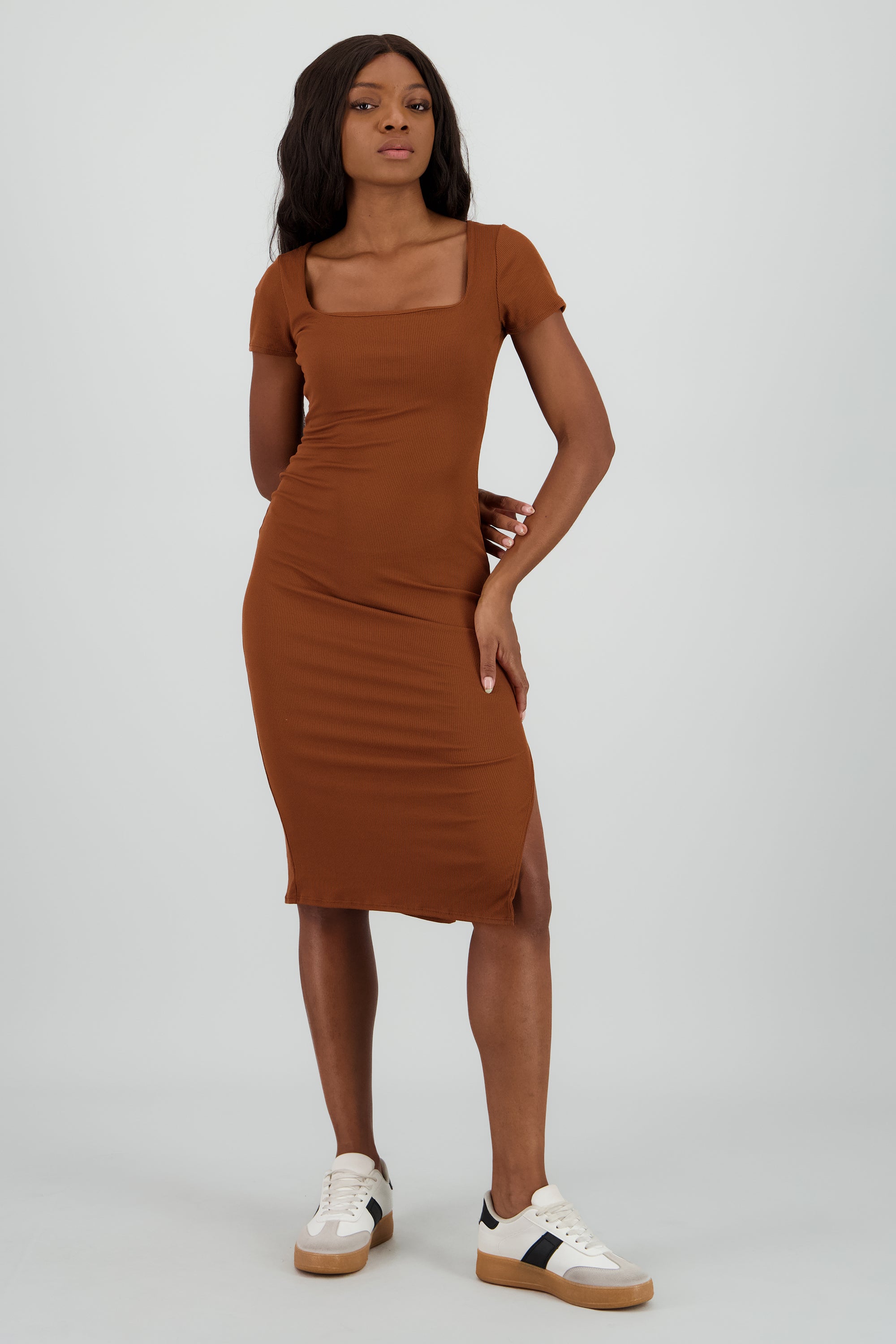 Vestido maxi escote cuadrado CAFE OBSCURO