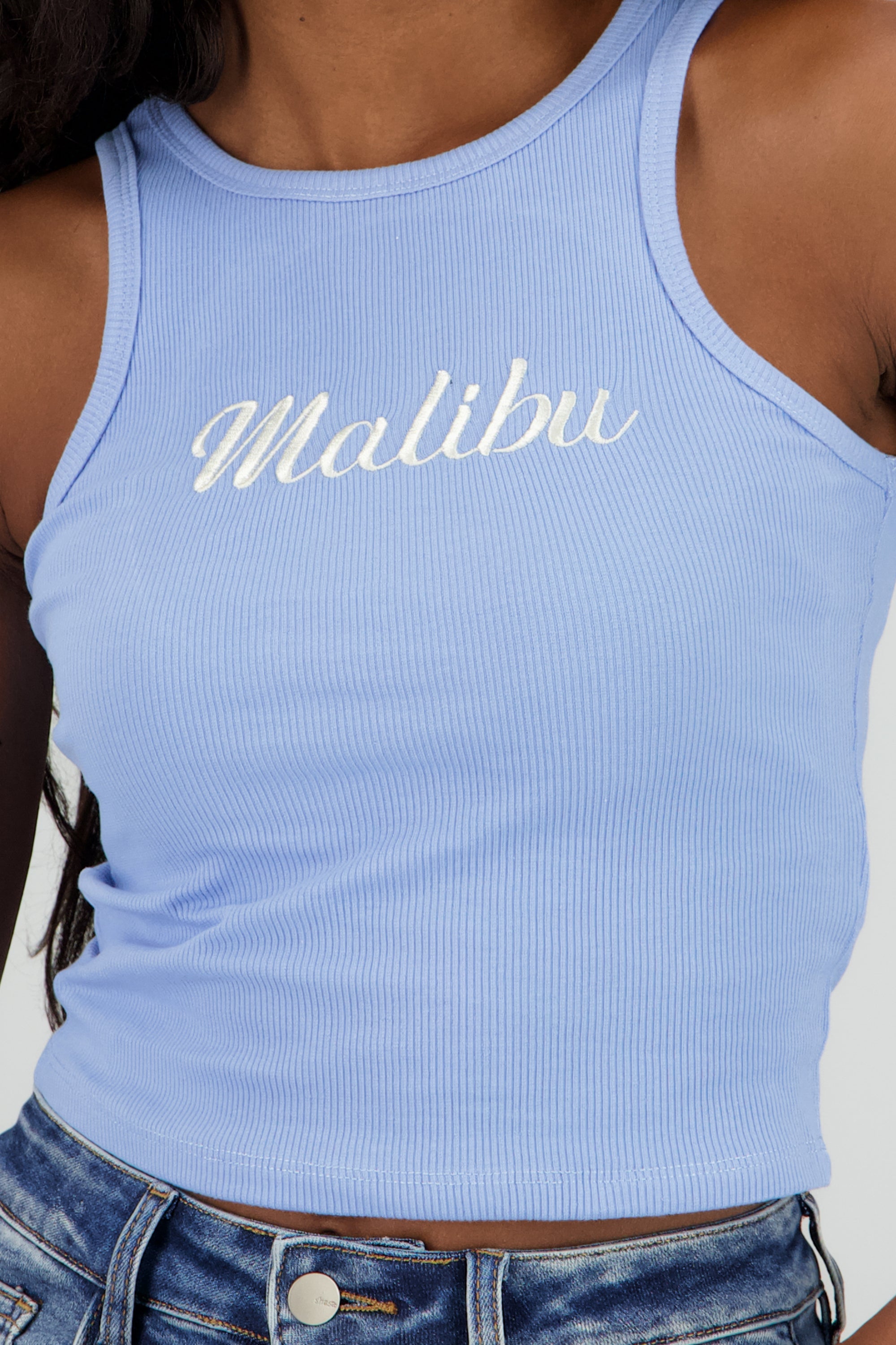 Tank top bordado malibu AZUL PASTEL