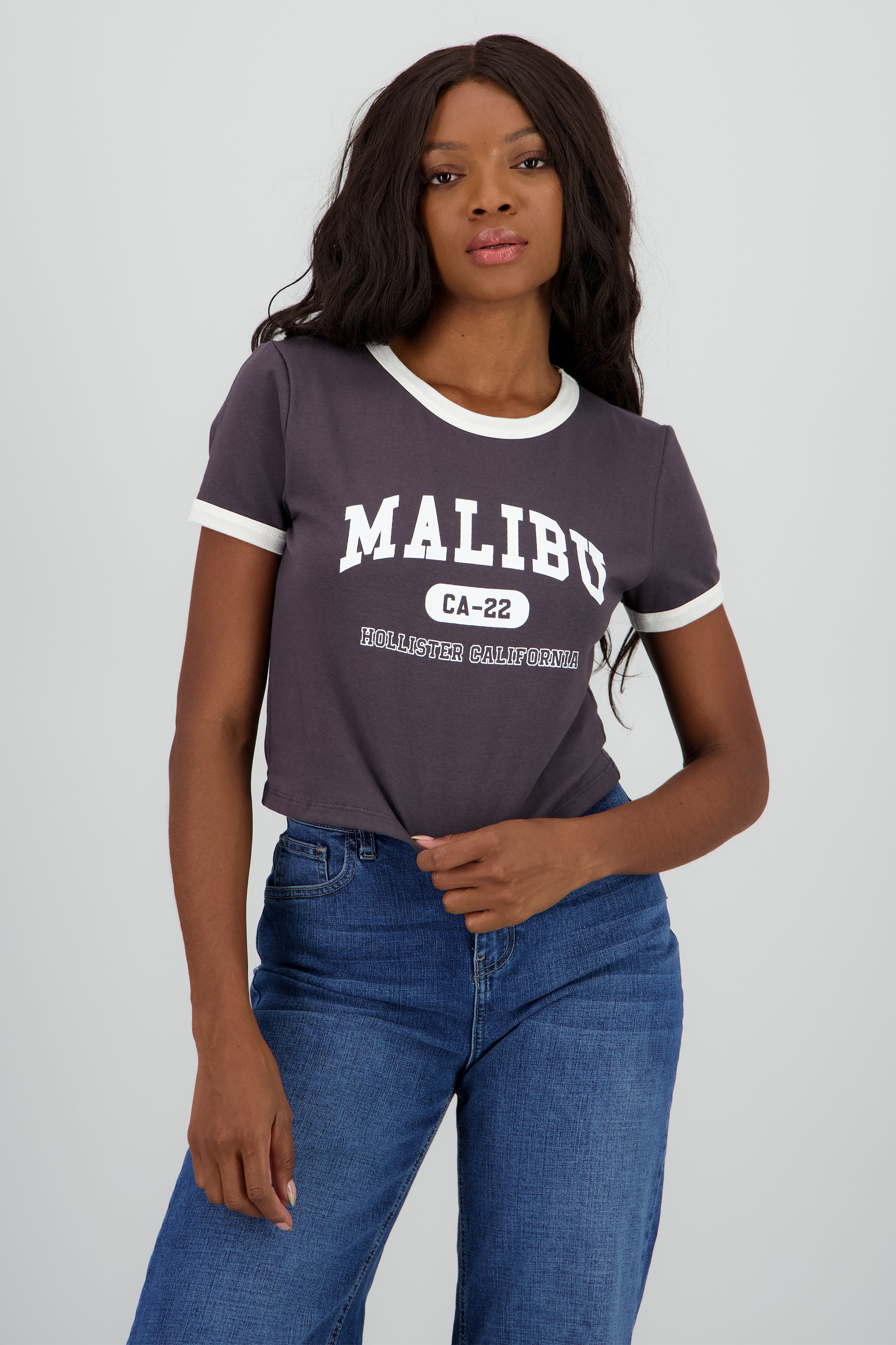 Playera crop estampado malibu contraste mangas GRIS OBSCURO